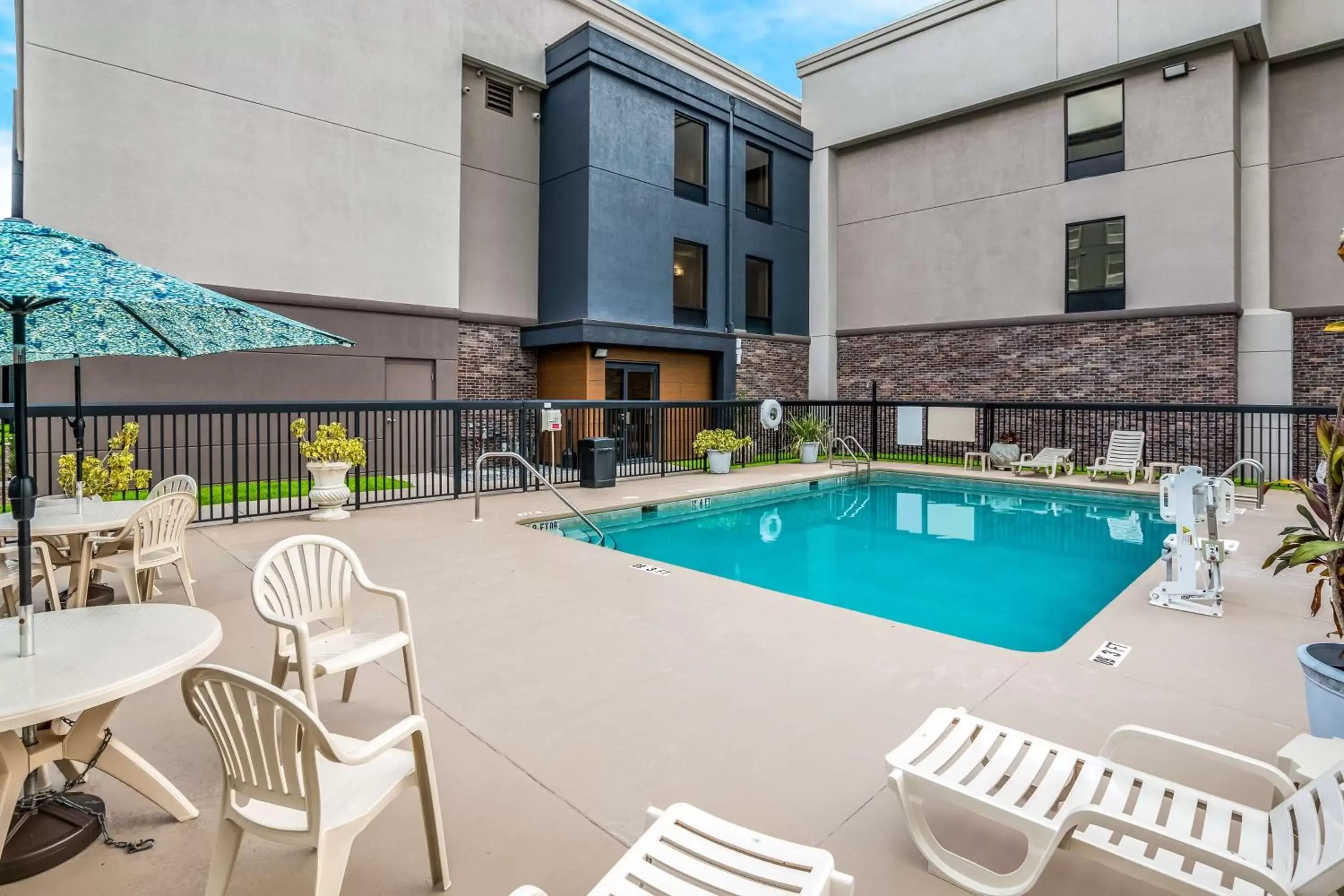 Pool view, Swimming Pool in Hampton Inn Winter Haven