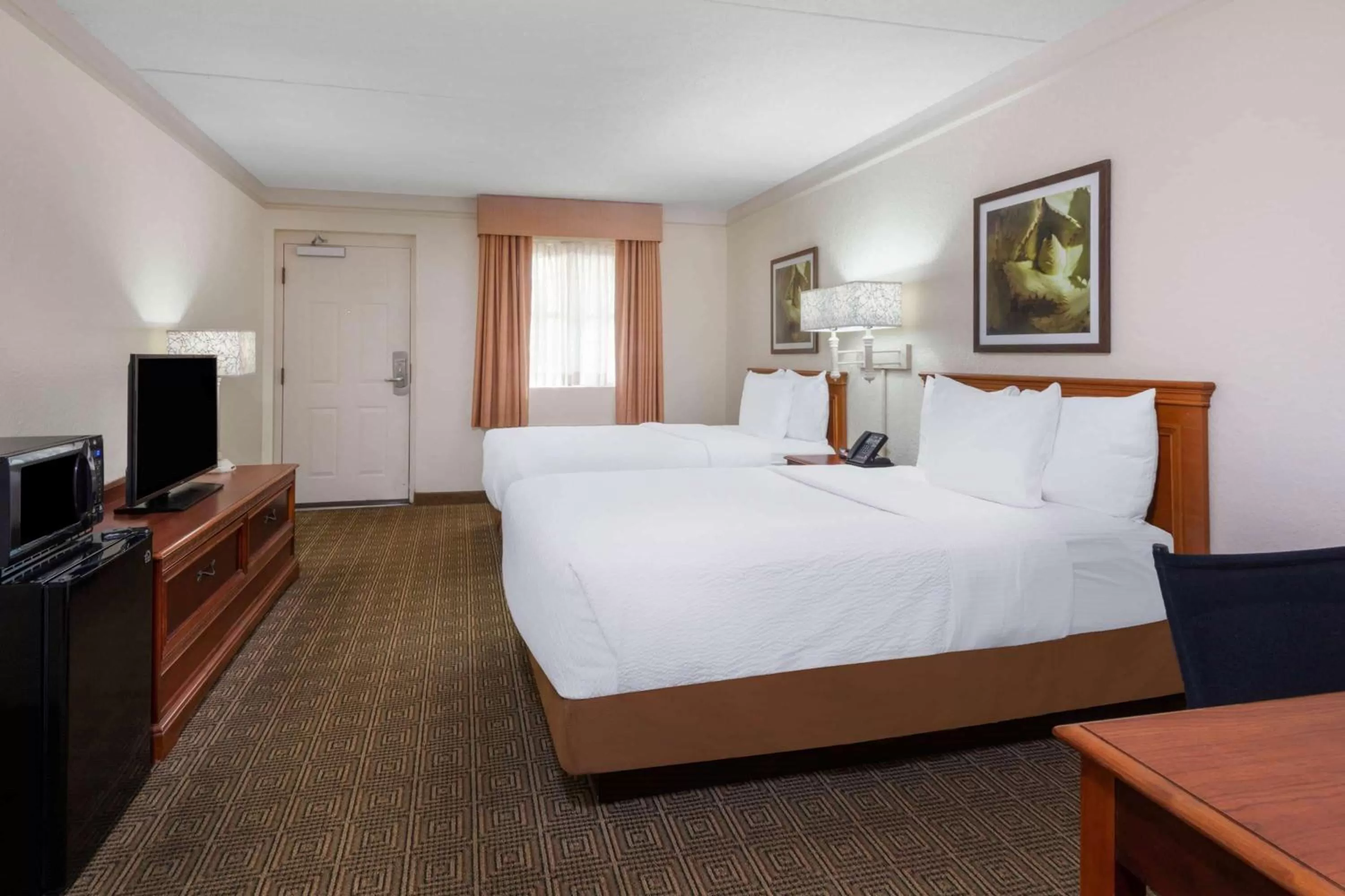 Photo of the whole room, Bed in La Quinta East Deerfield Beach - Boca Raton