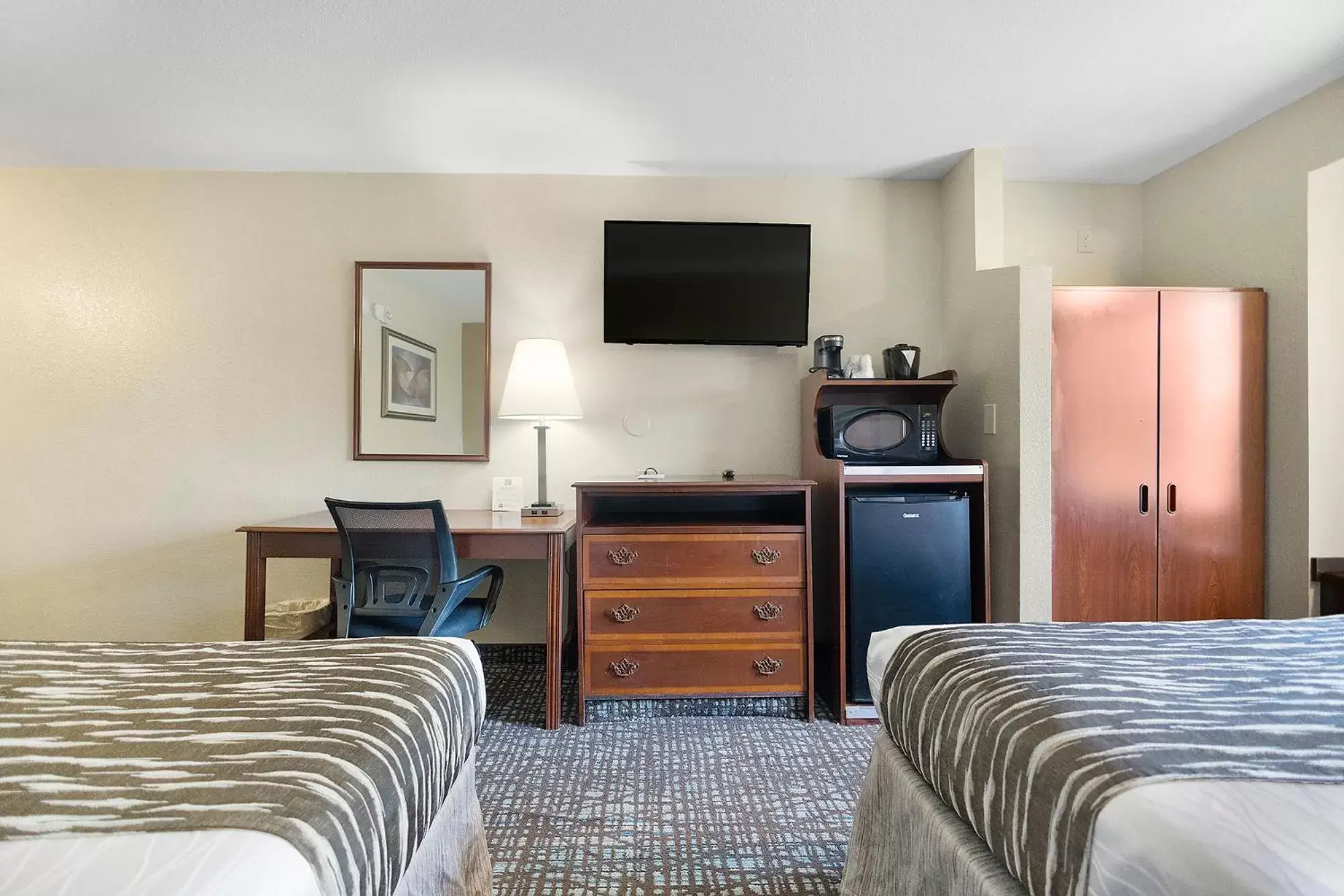 View (from property/room), TV/Entertainment Center in SureStay Plus Hotel by Best Western Rocklin