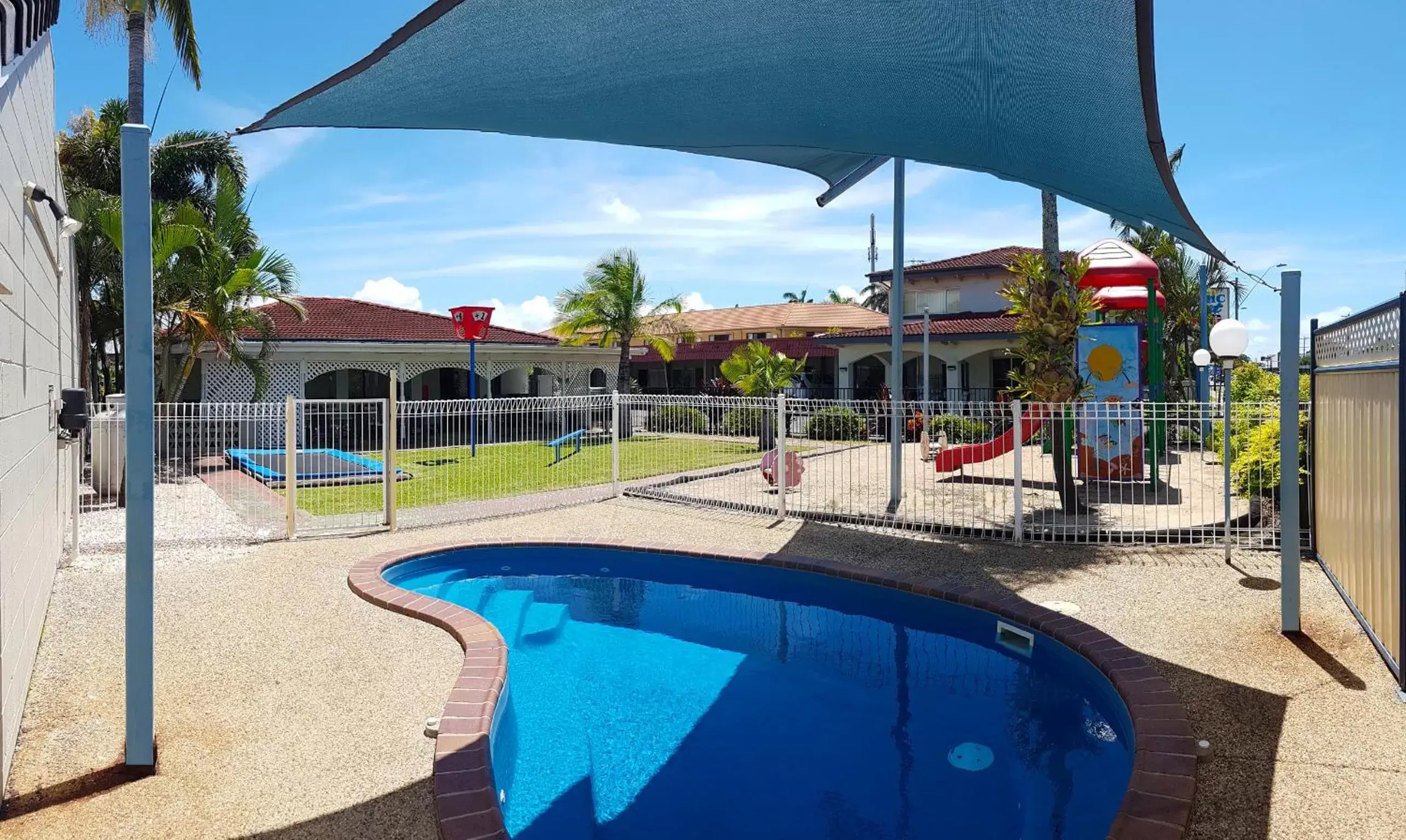 BBQ facilities, Swimming Pool in Tropic Coast Motel