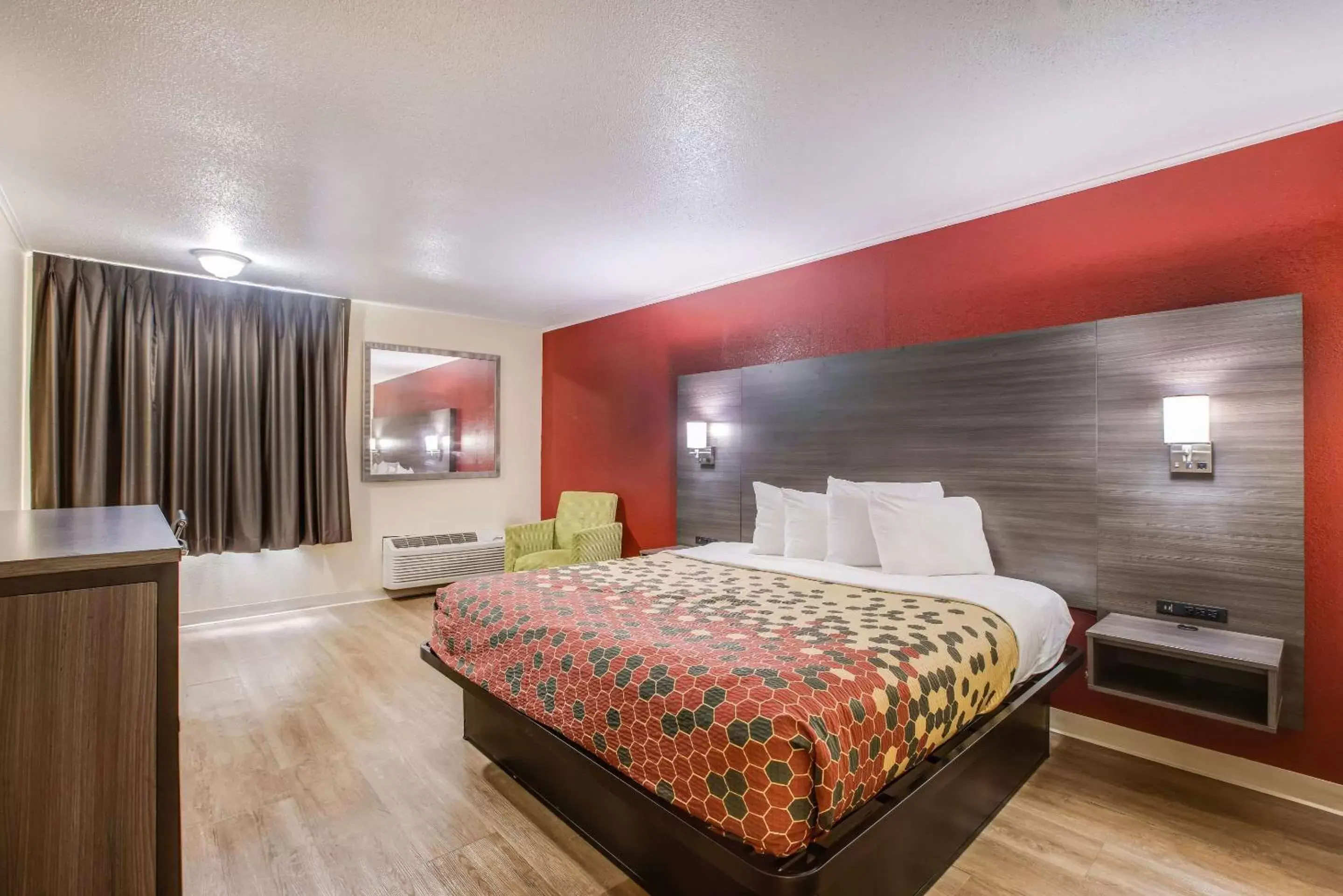 Photo of the whole room, Bed in Econo Lodge Garden City