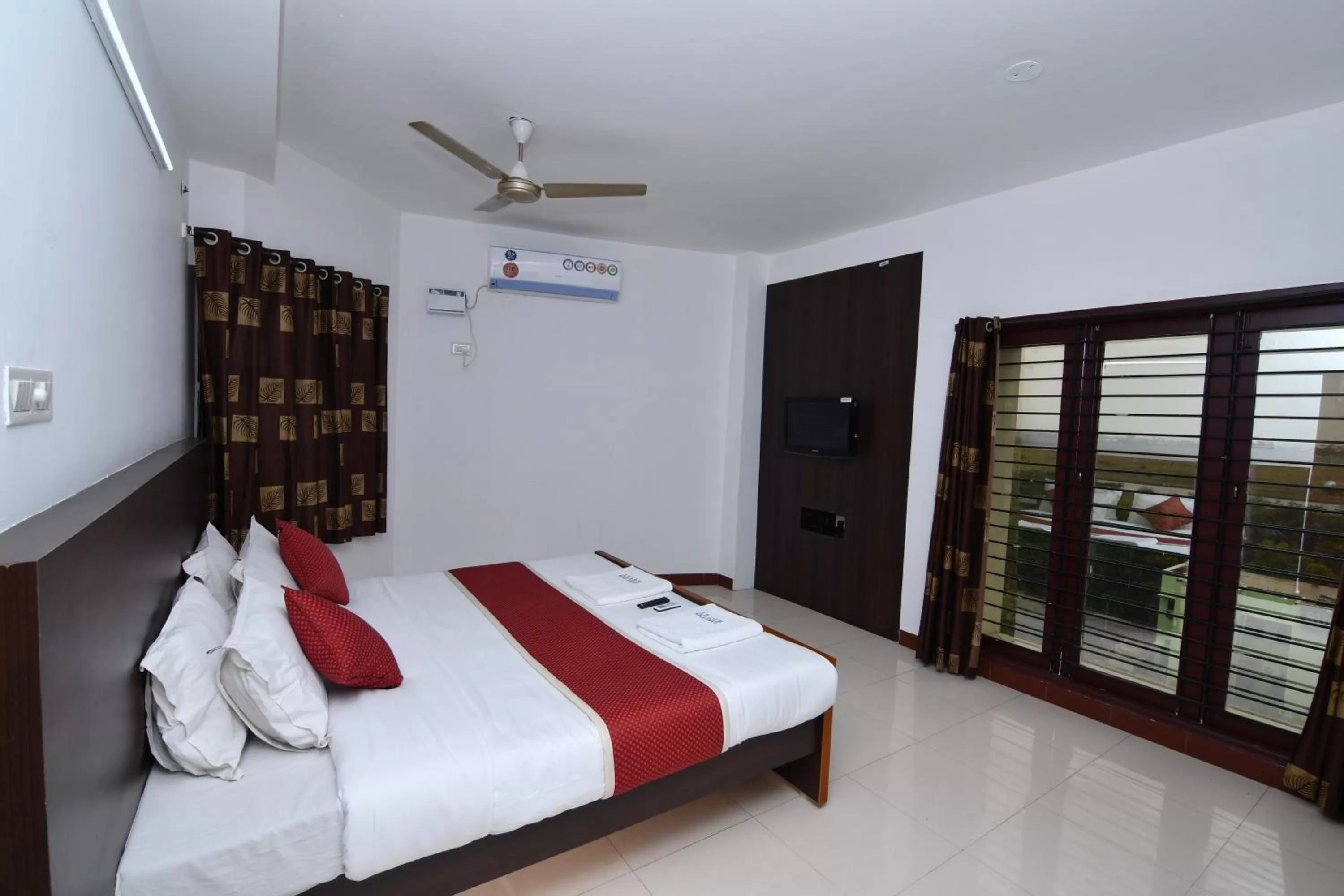 Bed in Lake View Hotel