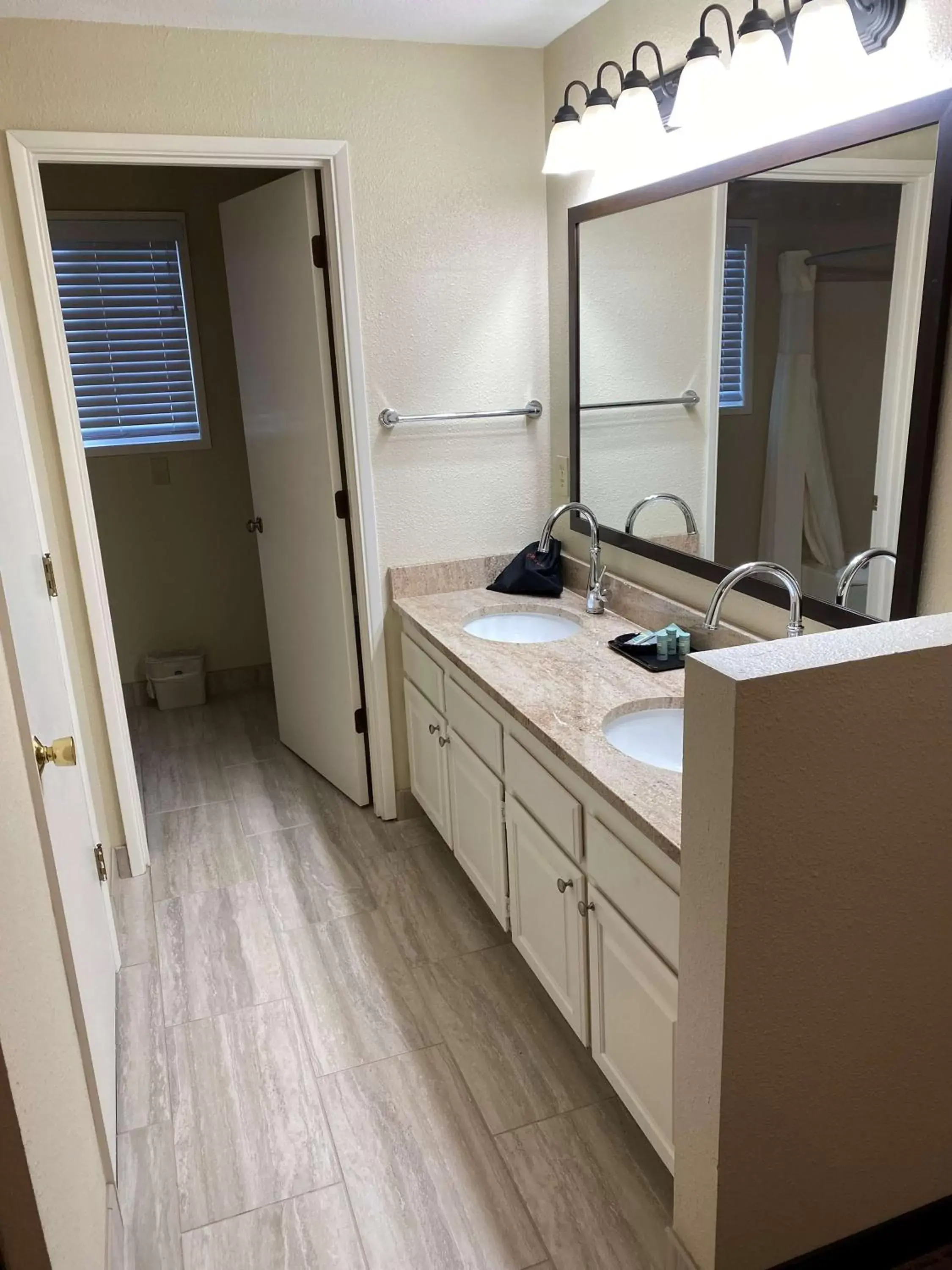 Bathroom, Kitchen/Kitchenette in Best Western Inn at Face Rock