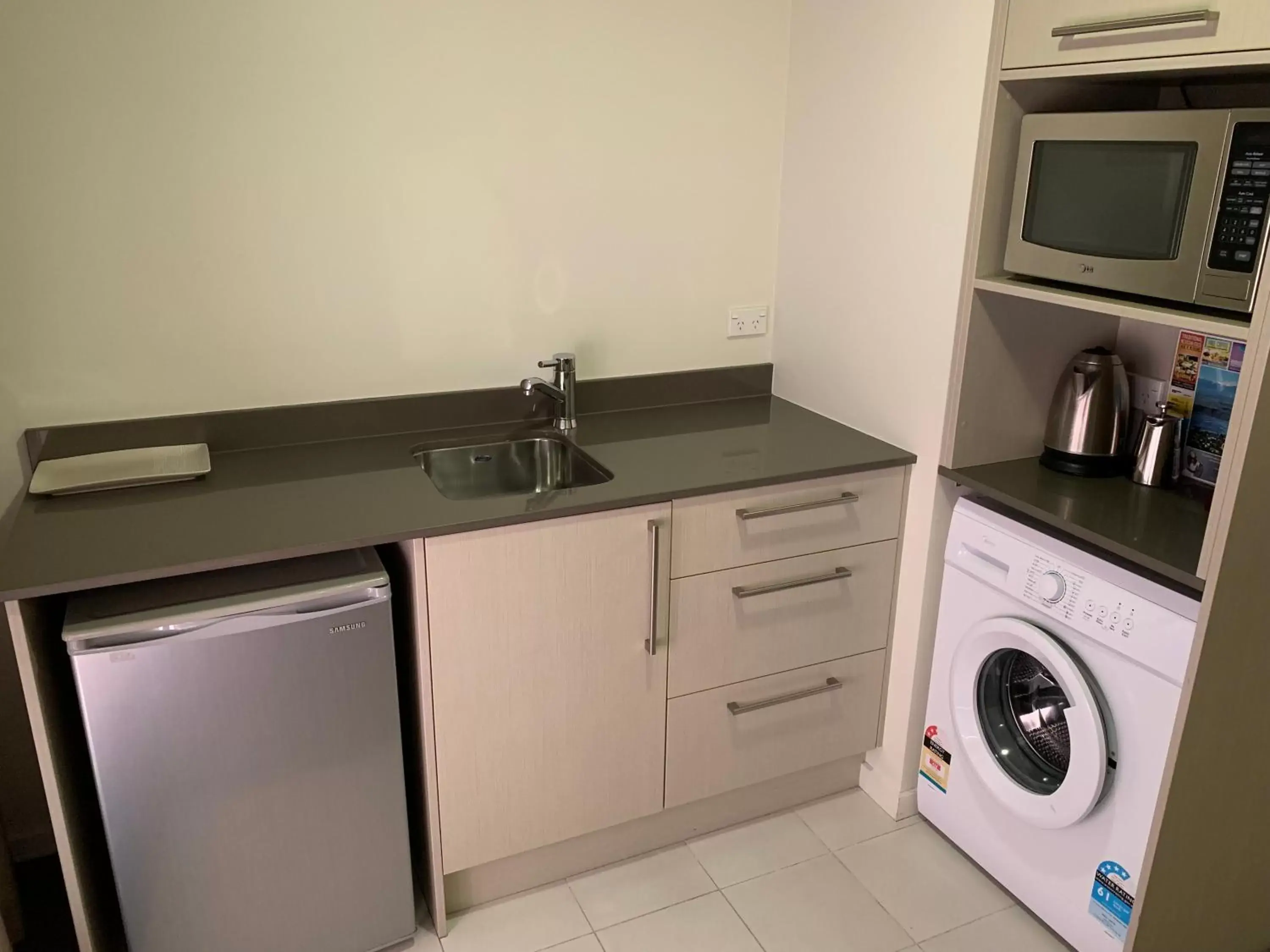 Kitchen/Kitchenette in Salerno Motel Apartments