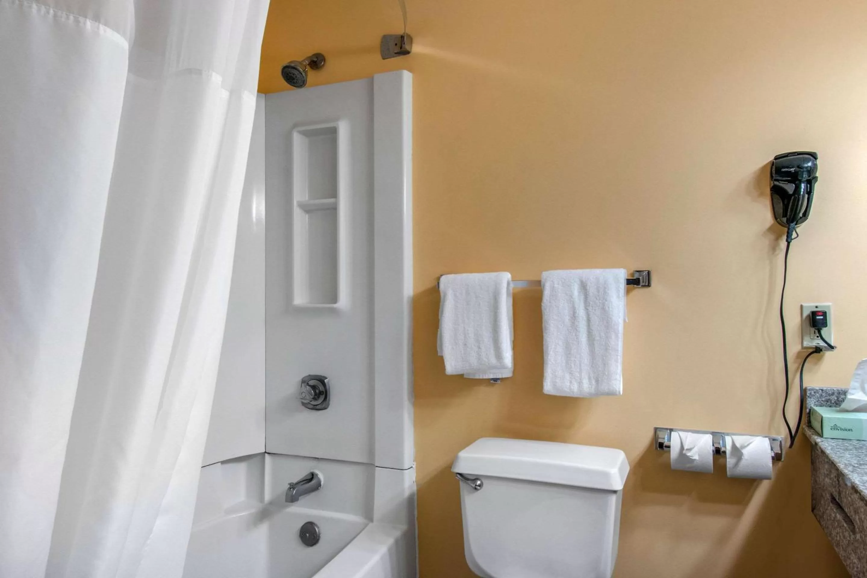 Bathroom in Quality Inn Carlisle South