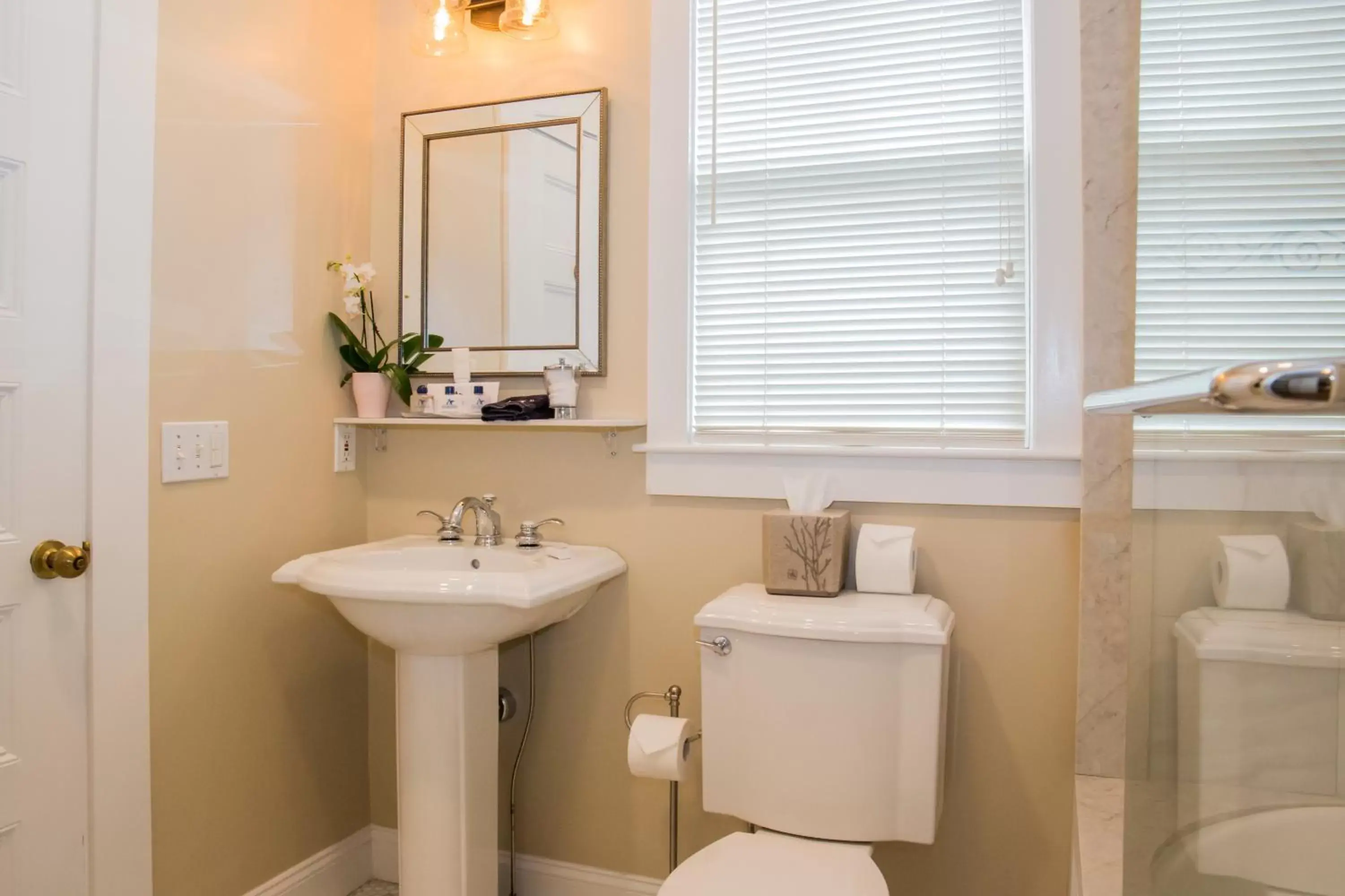 Bathroom in Almondy Inn Bed & Breakfast