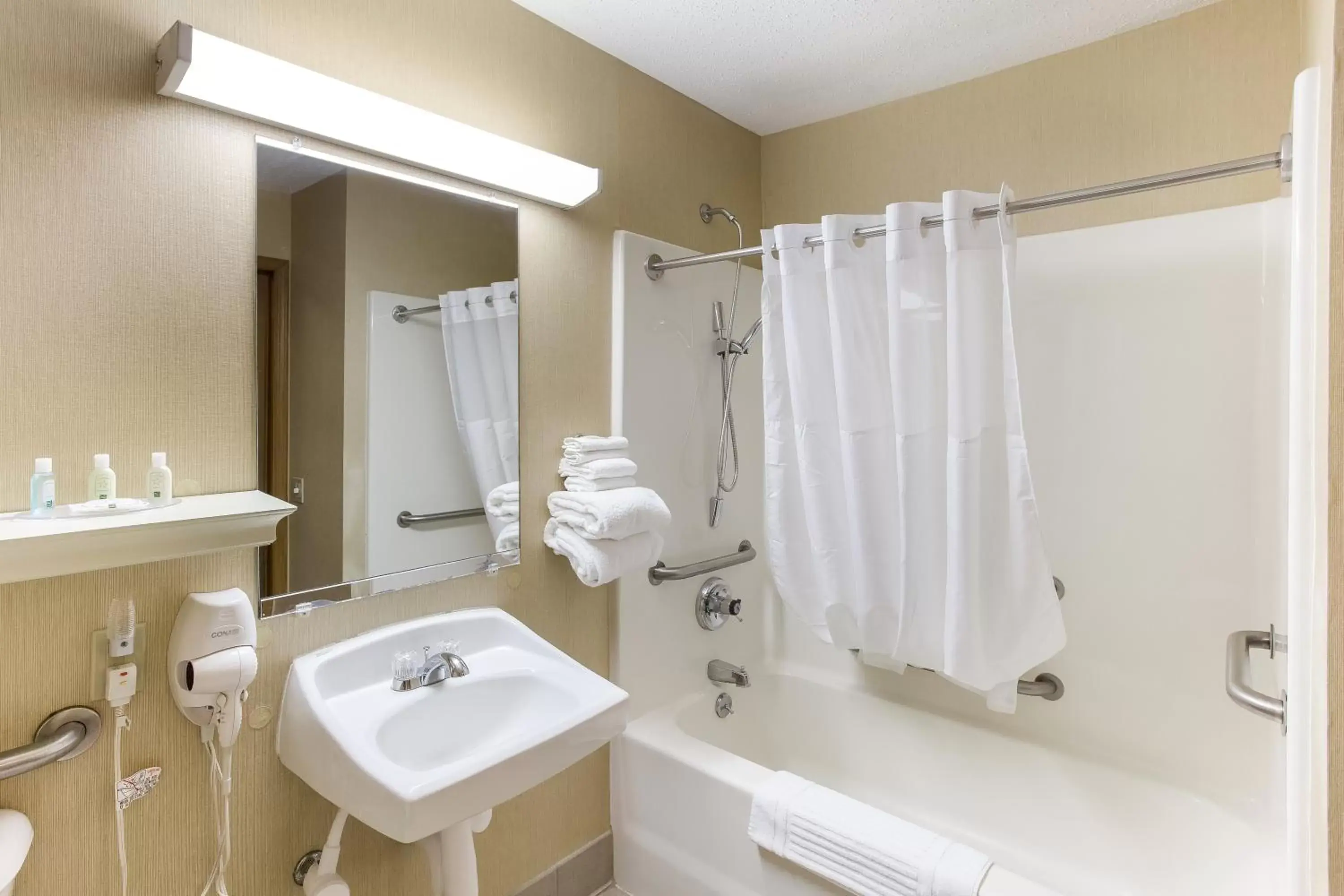 Double Room with Tub - Mobility Accessible/Non-Smoking in Quality Inn