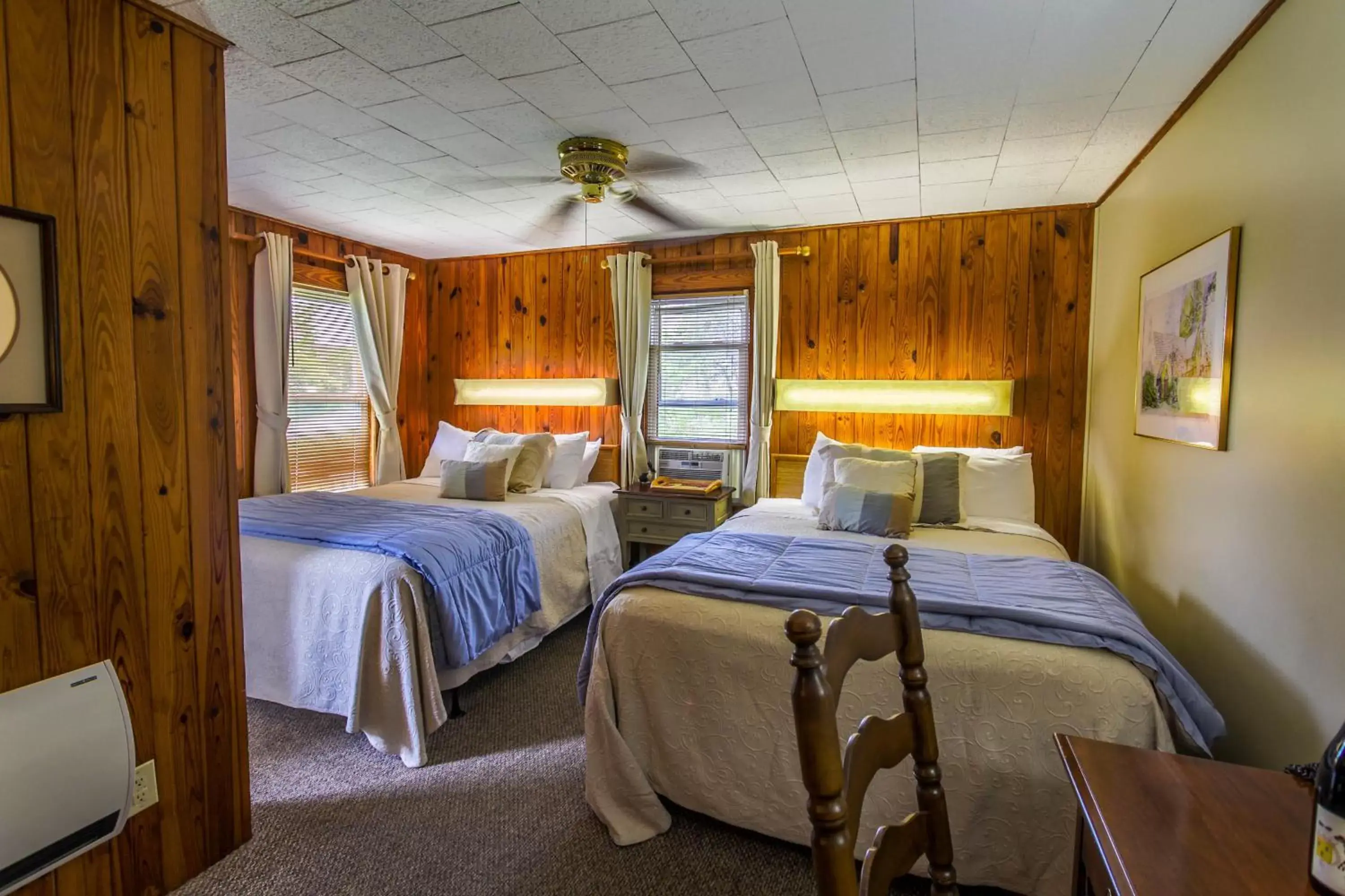 Bed in Mountainaire Inn and Log Cabins