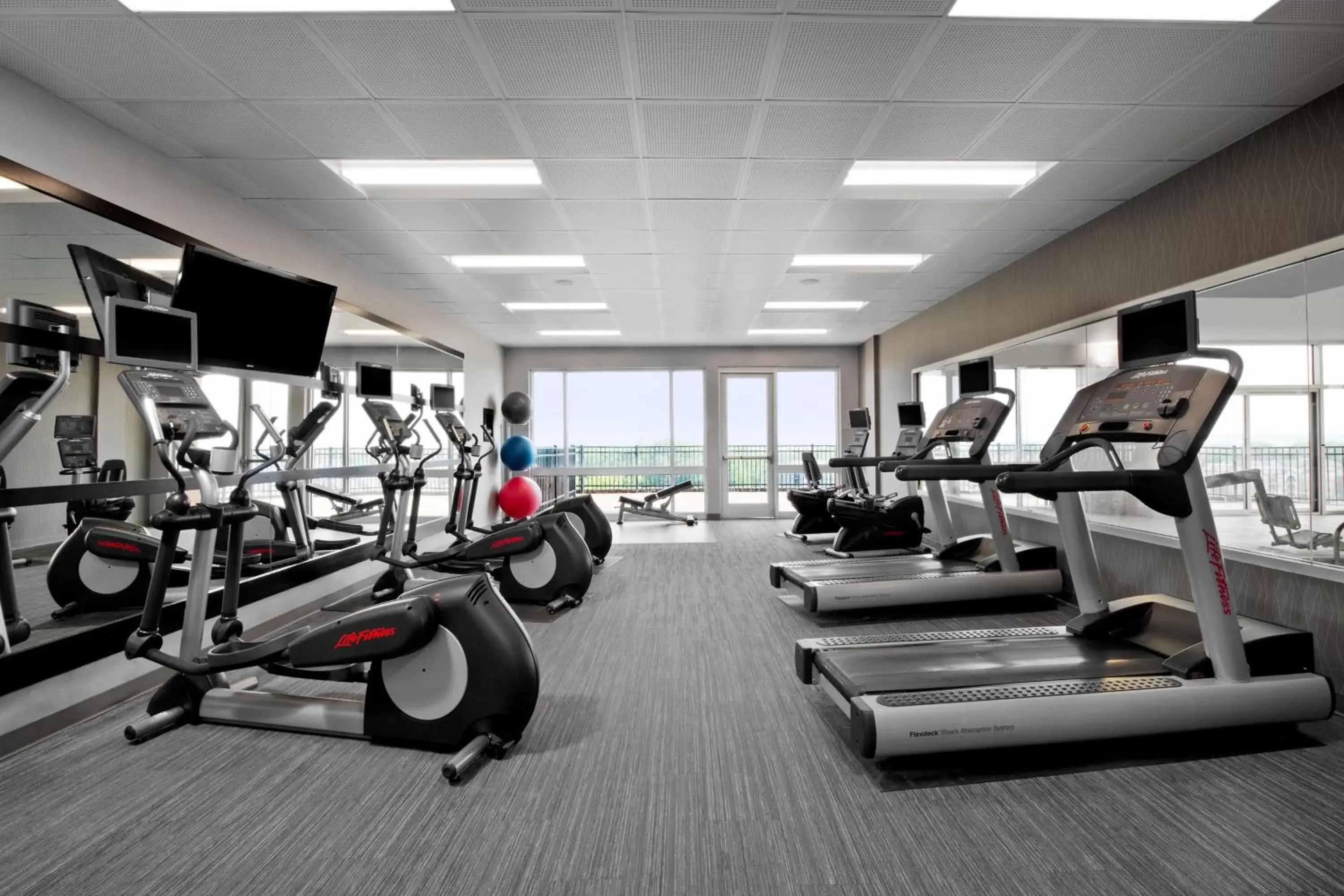 Fitness centre/facilities, Fitness Center/Facilities in Courtyard Kansas City at Briarcliff