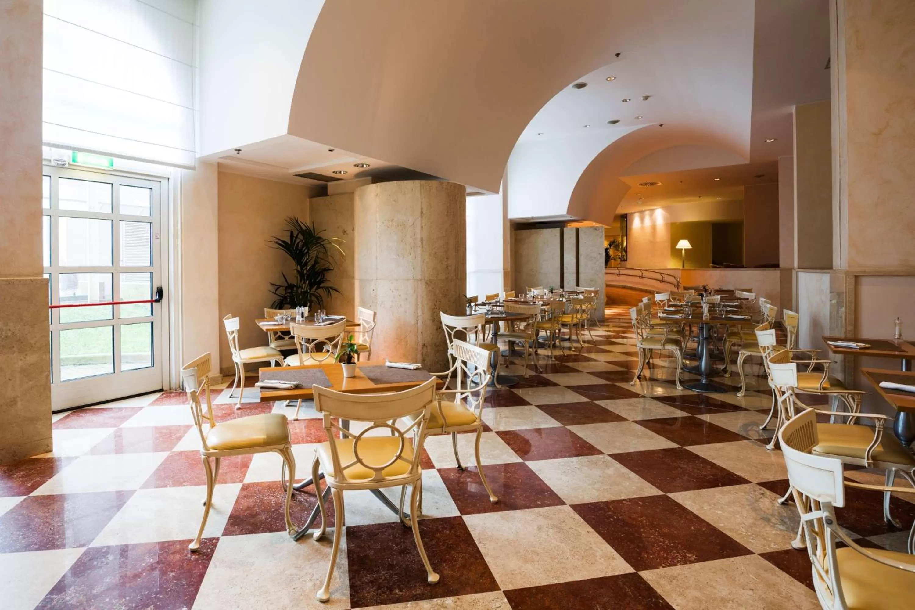 Restaurant/places to eat in Hilton Rome Airport