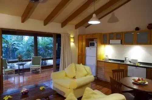 Kitchen or kitchenette, Seating Area in First Landing Beach Resort & Villas