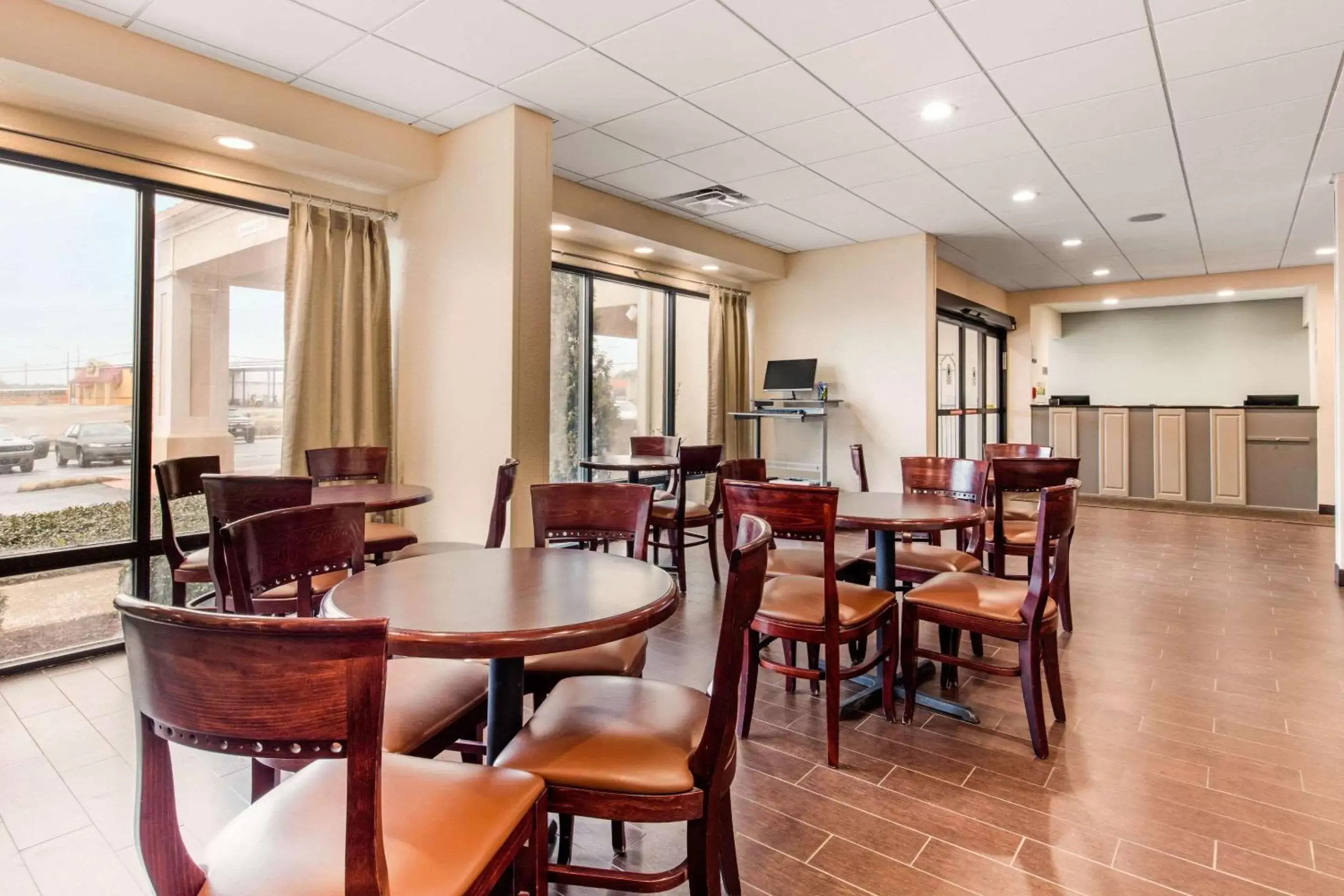 Lobby or reception, Restaurant/Places to Eat in Quality Inn Valley - West Point