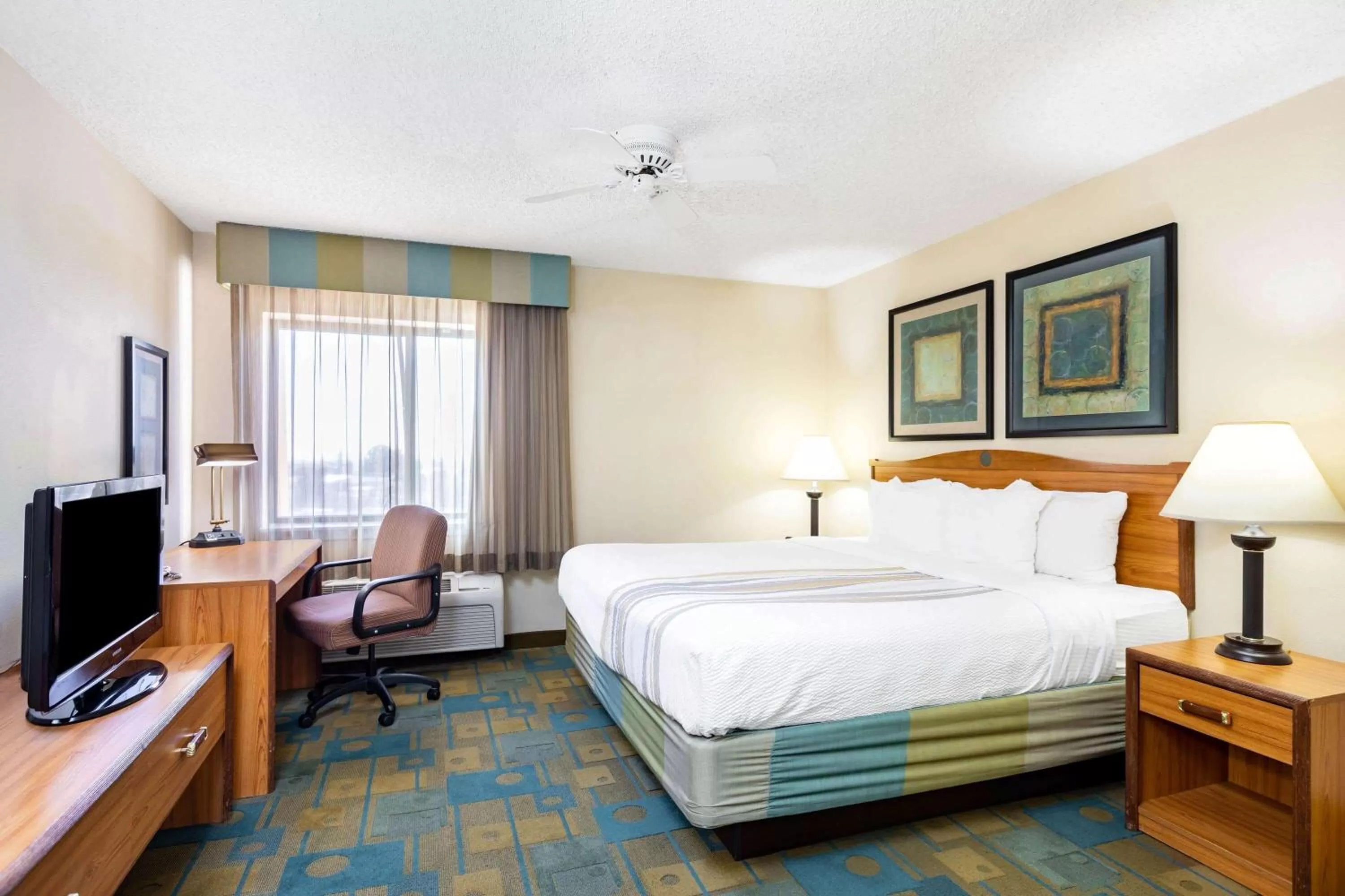 Photo of the whole room, Bed in La Quinta by Wyndham El Paso East