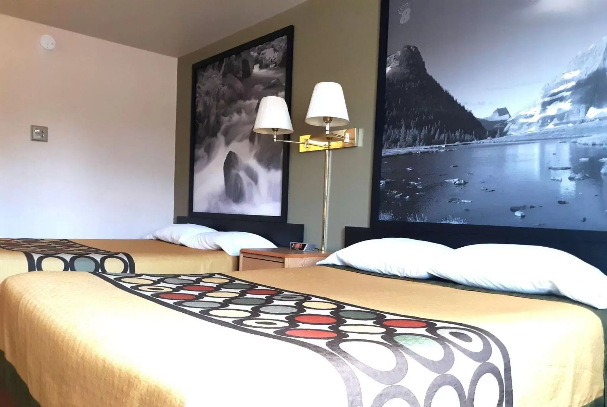 Photo of the whole room, Bed in Super 8 by Wyndham Hamilton Photo of the whole room, Bed in Super 8 by Wyndham Hamilton