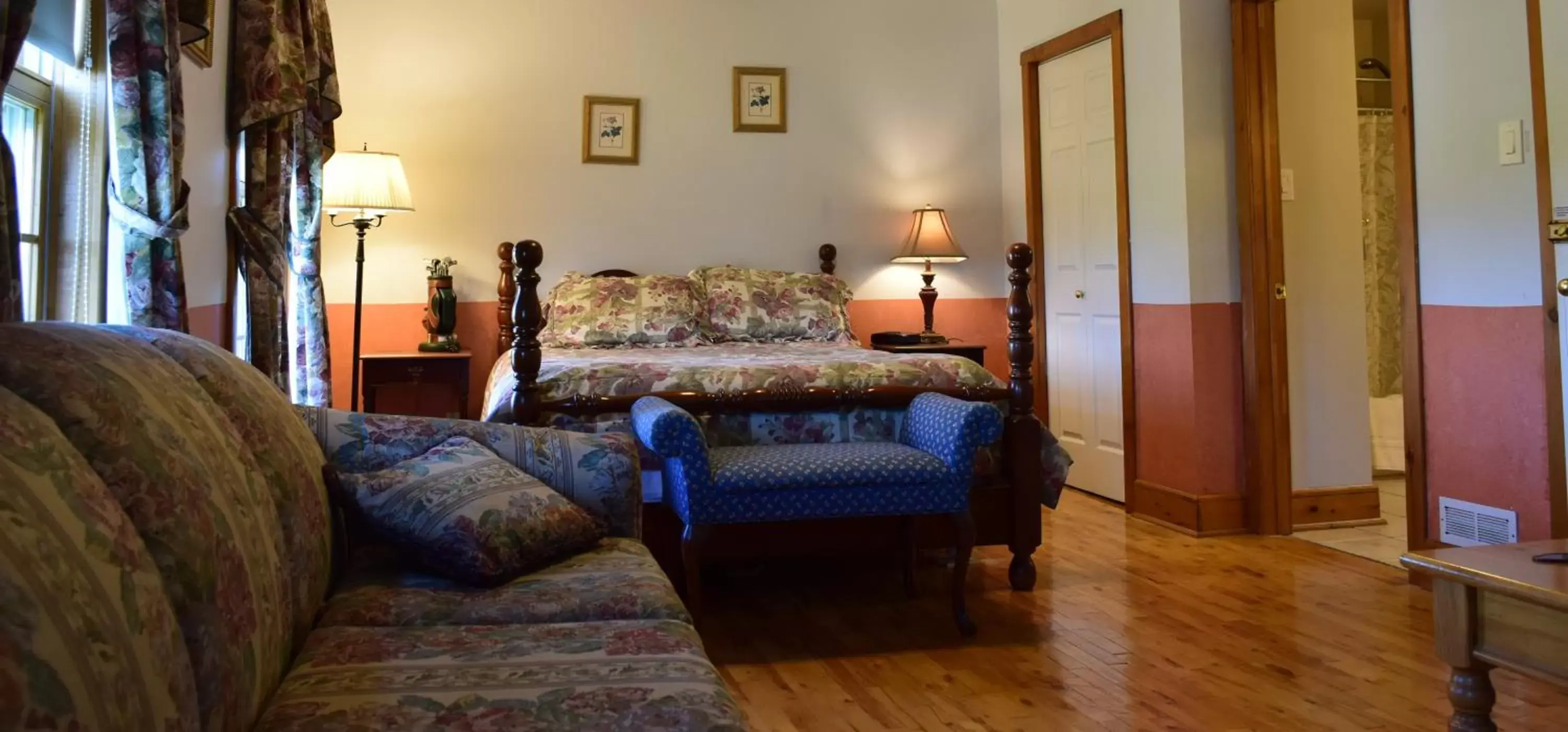 Photo of the whole room, Seating Area in Auberge Wild Rose Inn