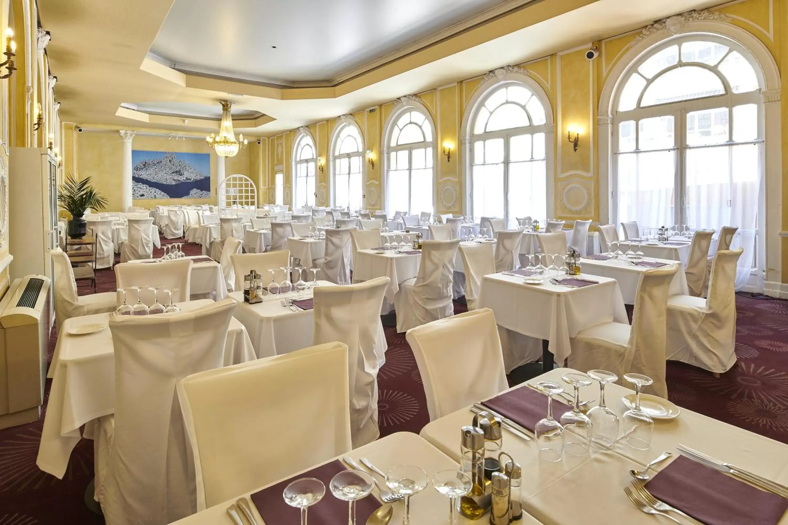 Sea view, Restaurant/Places to Eat in Hôtel Le Royal Promenade des Anglais