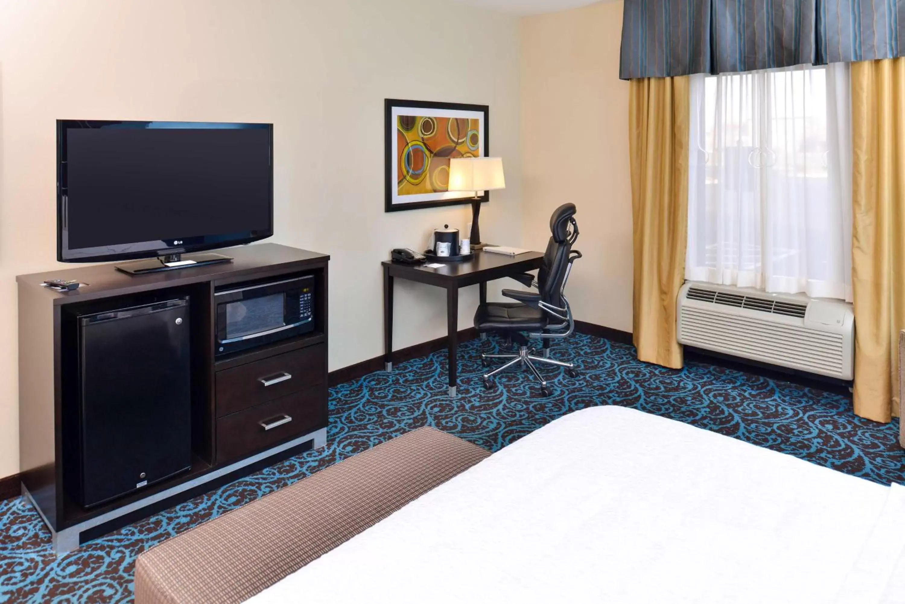 Bed, TV/Entertainment Center in Hampton Inn by Hilton Dayton South