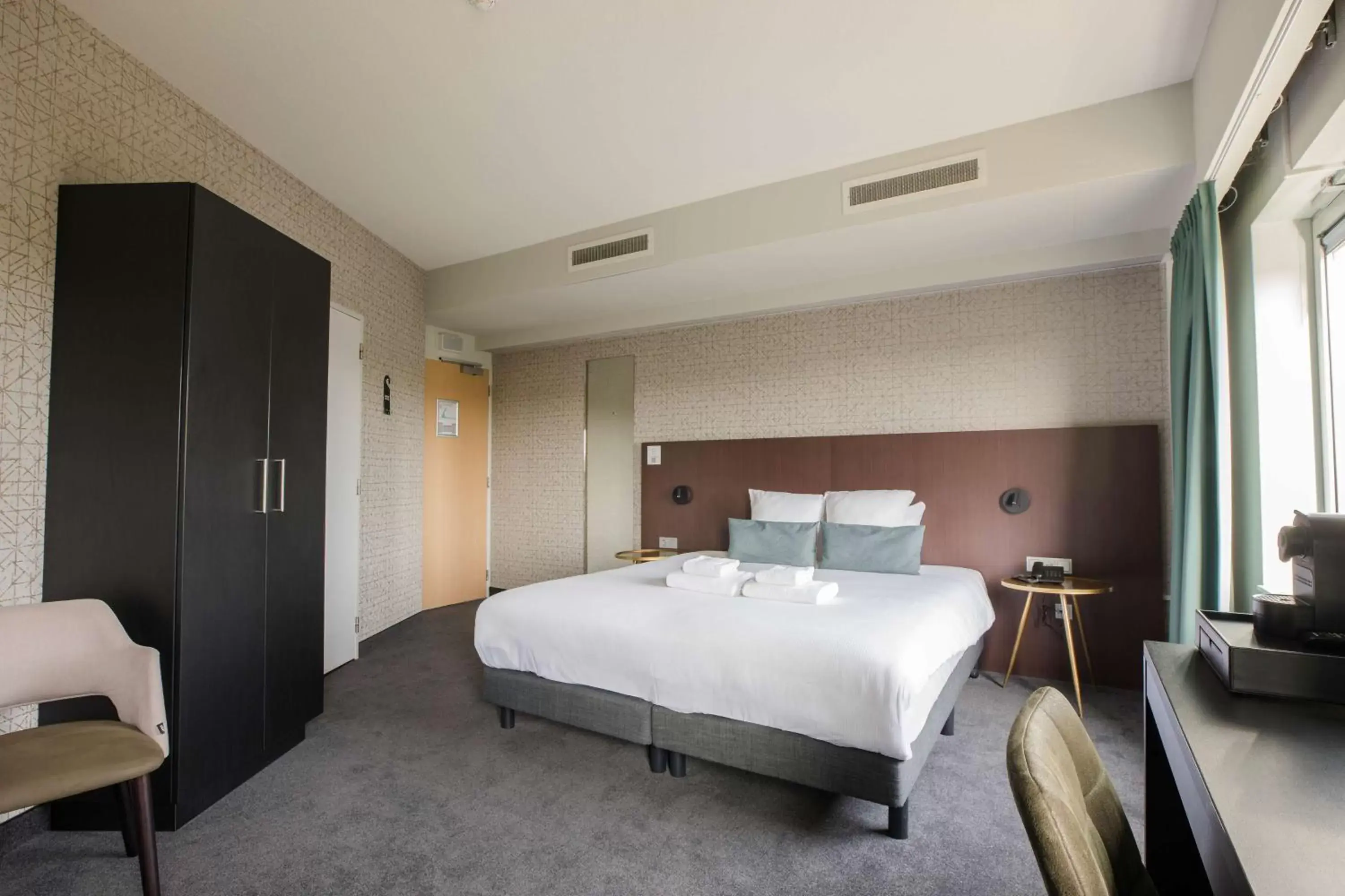 Bedroom, Bed in Flonk Hotel Groningen Zuid, BW Signature Collection Bedroom, Bed in Flonk Hotel Groningen Zuid, BW Signature Collection
