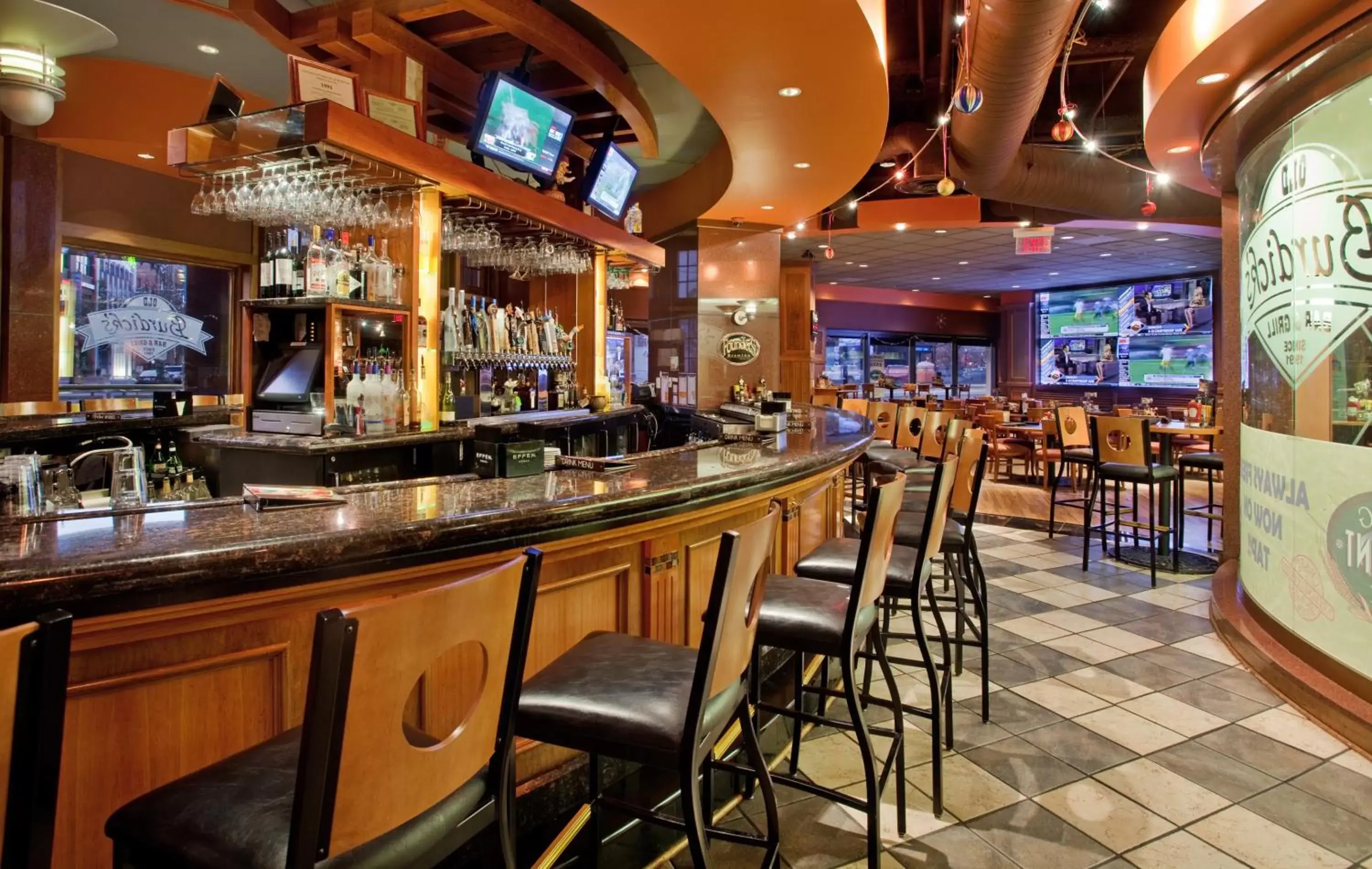 Restaurant/places to eat, Lounge/Bar in Radisson Plaza Hotel at Kalamazoo Center