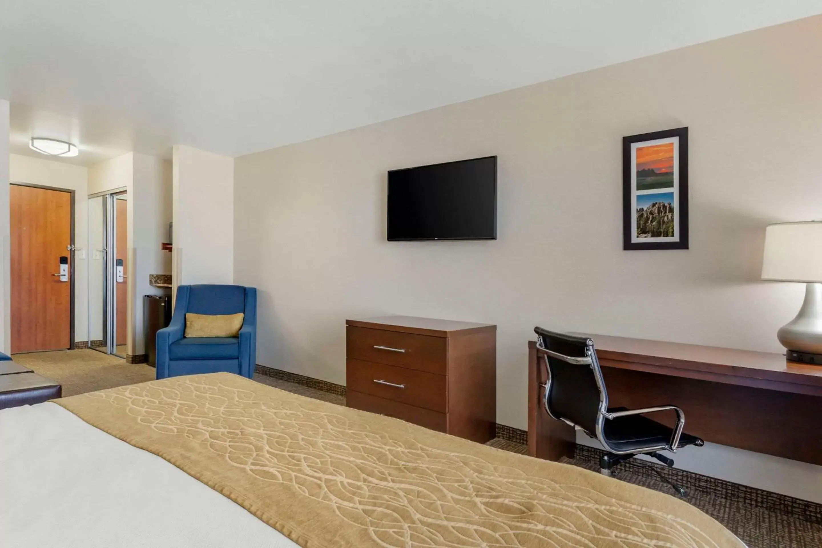 Bedroom, TV/Entertainment Center in Comfort Inn & Suites Mitchell