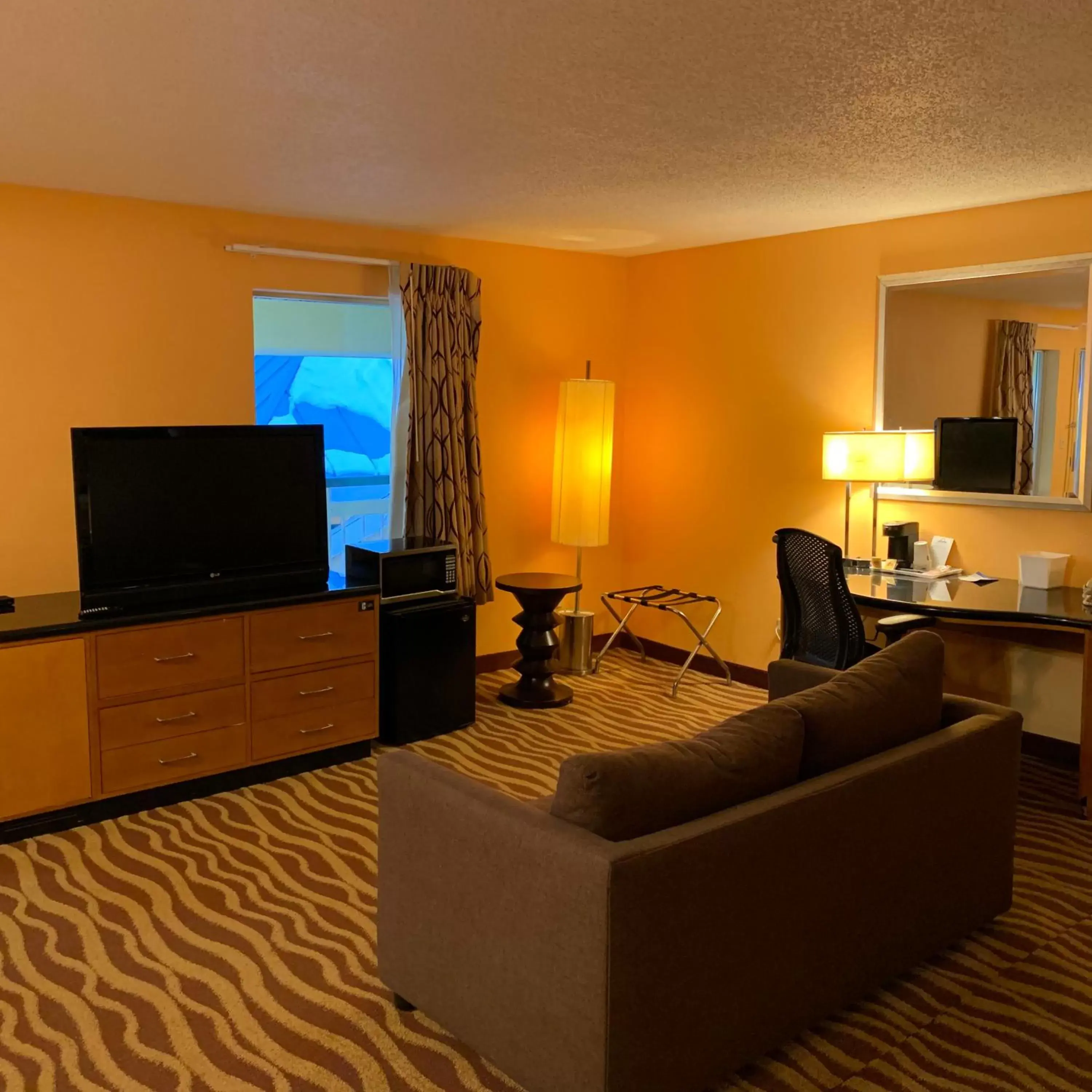 Seating Area in Days Inn & Suites by Wyndham Albany