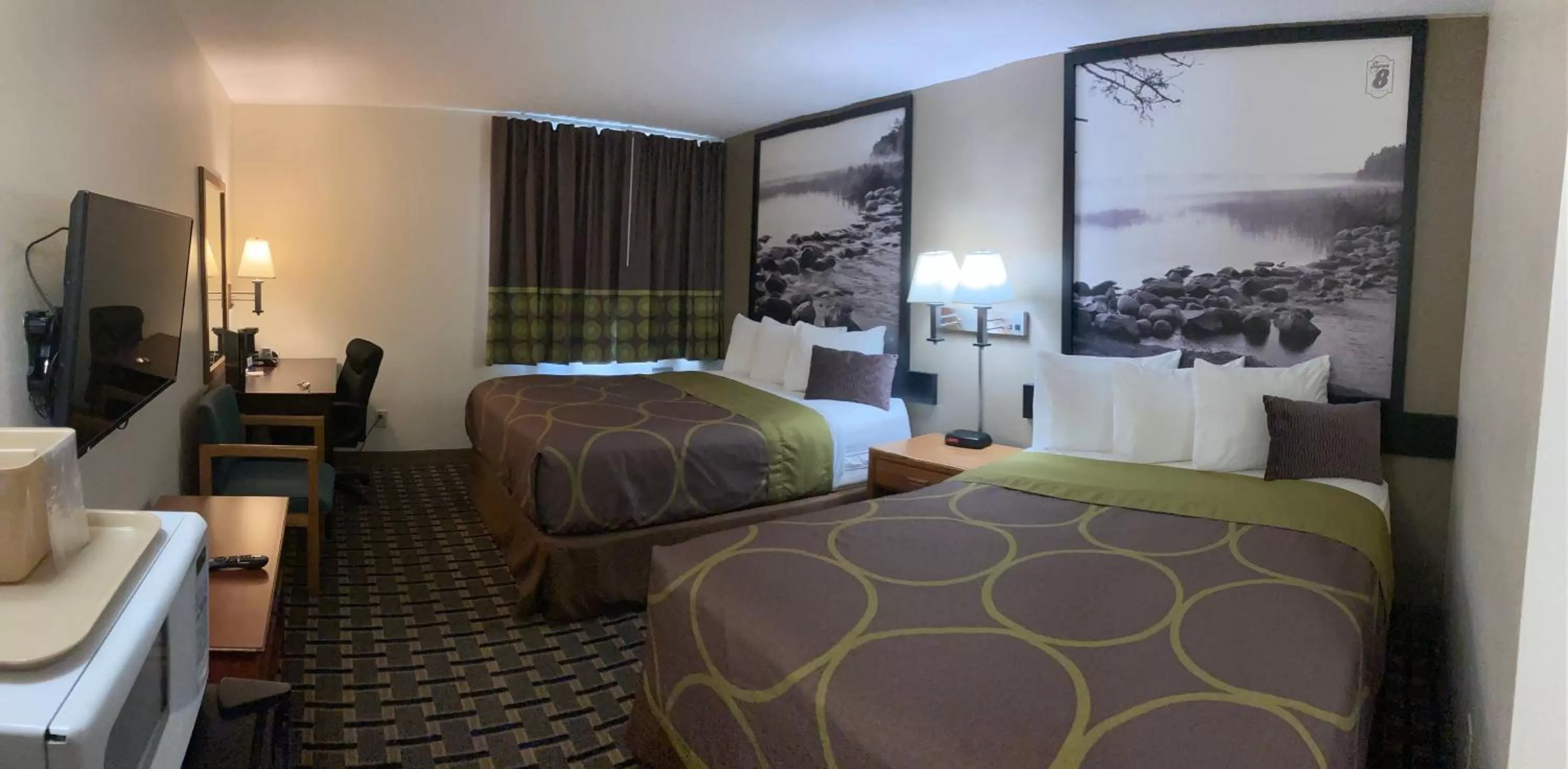 Bed in Super 8 by Wyndham Chisago City