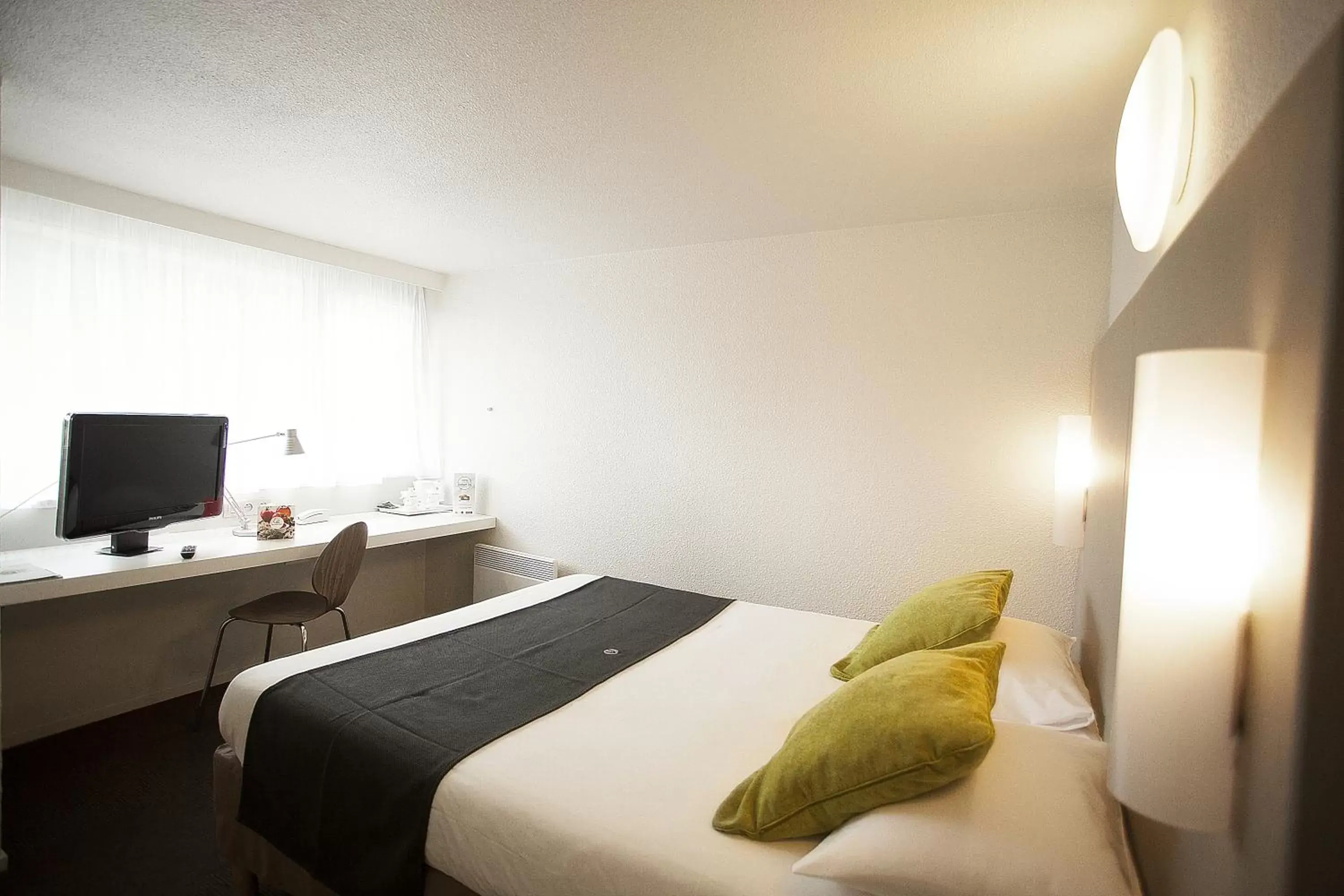 Photo of the whole room, Bed in Campanile Fougères