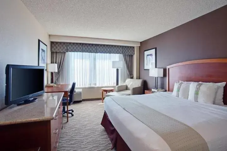 Bed, TV/Entertainment Center in Holiday Inn Los Angeles Gateway-Torrance, an IHG Hotel