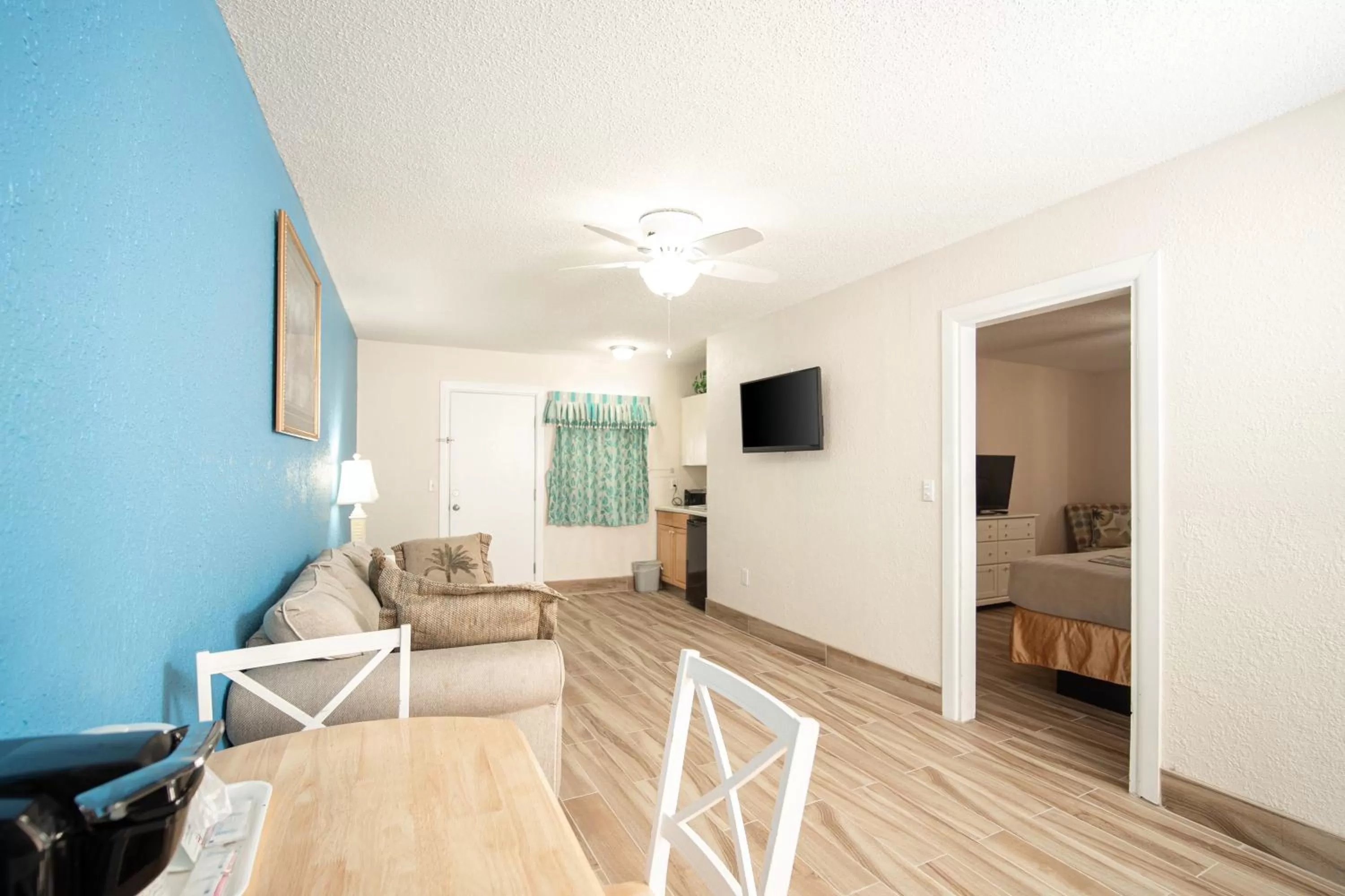 TV and multimedia, Bed in Island Sun Inn & Suites - Venice, Florida Historic Downtown & Beach Getaway