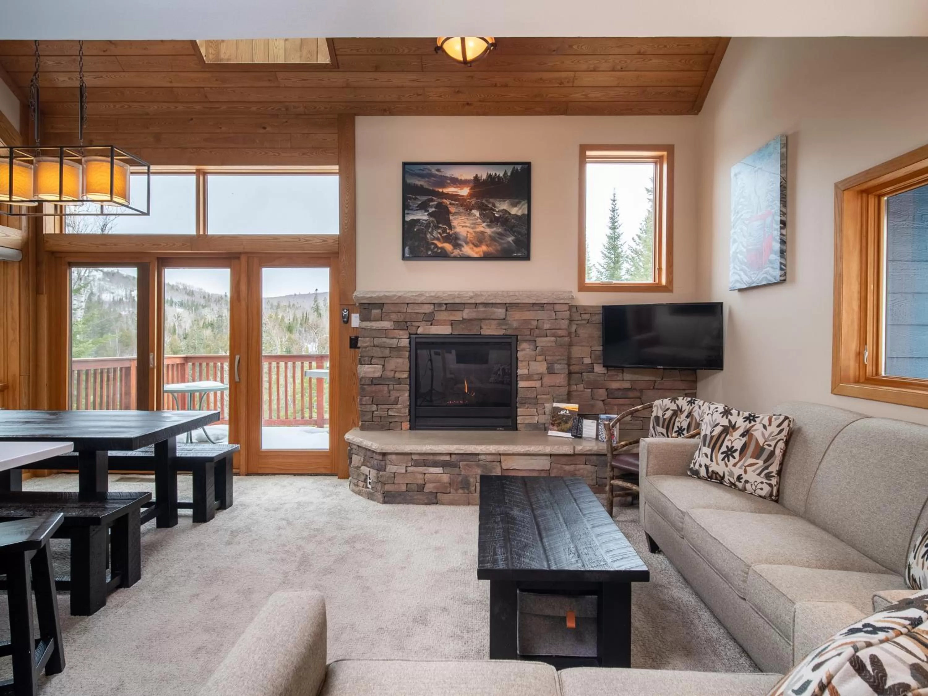 Living room in Caribou Highlands Lodge