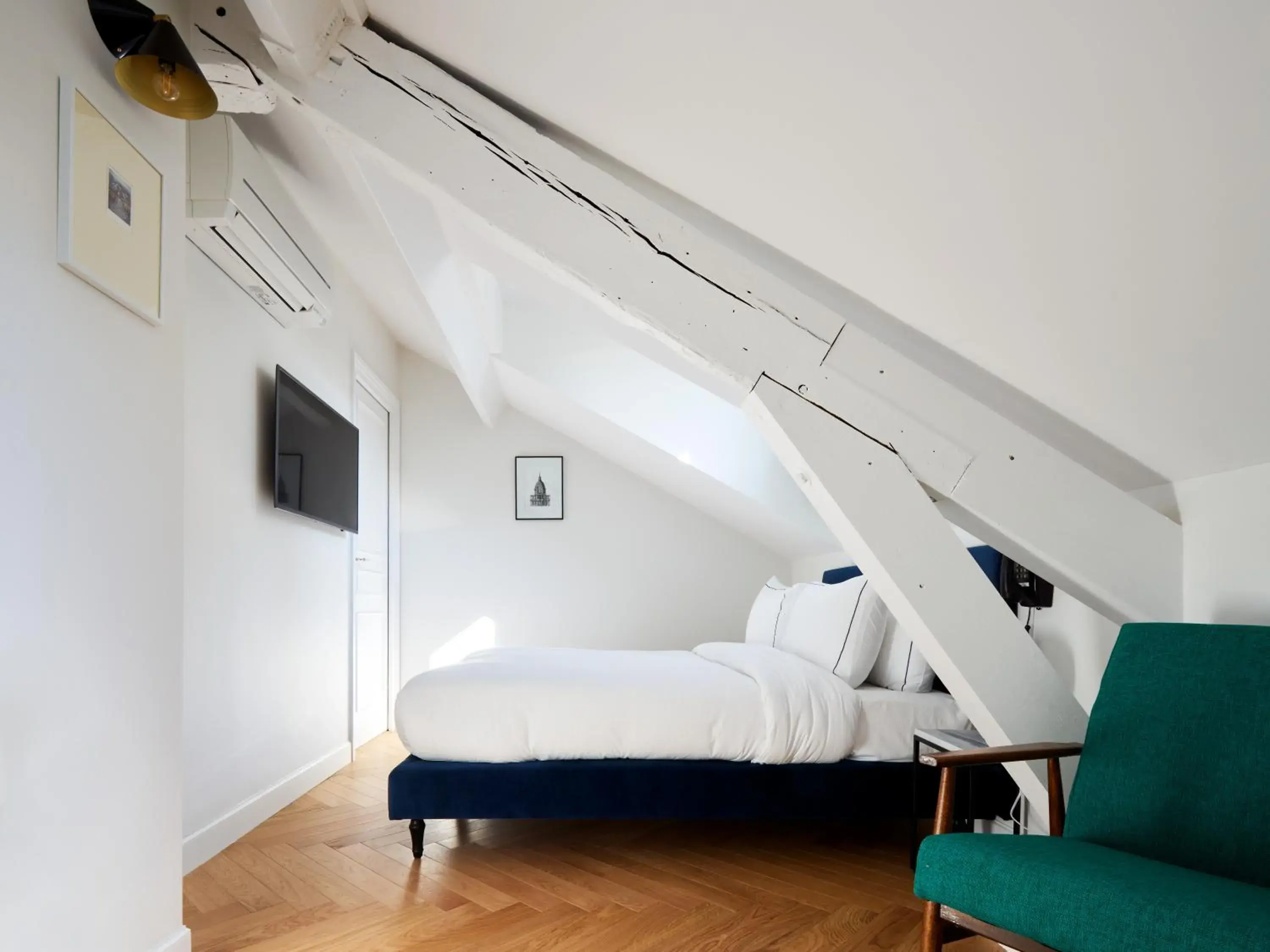 Staff, Bed in Hotel Rendez-Vous Batignolles