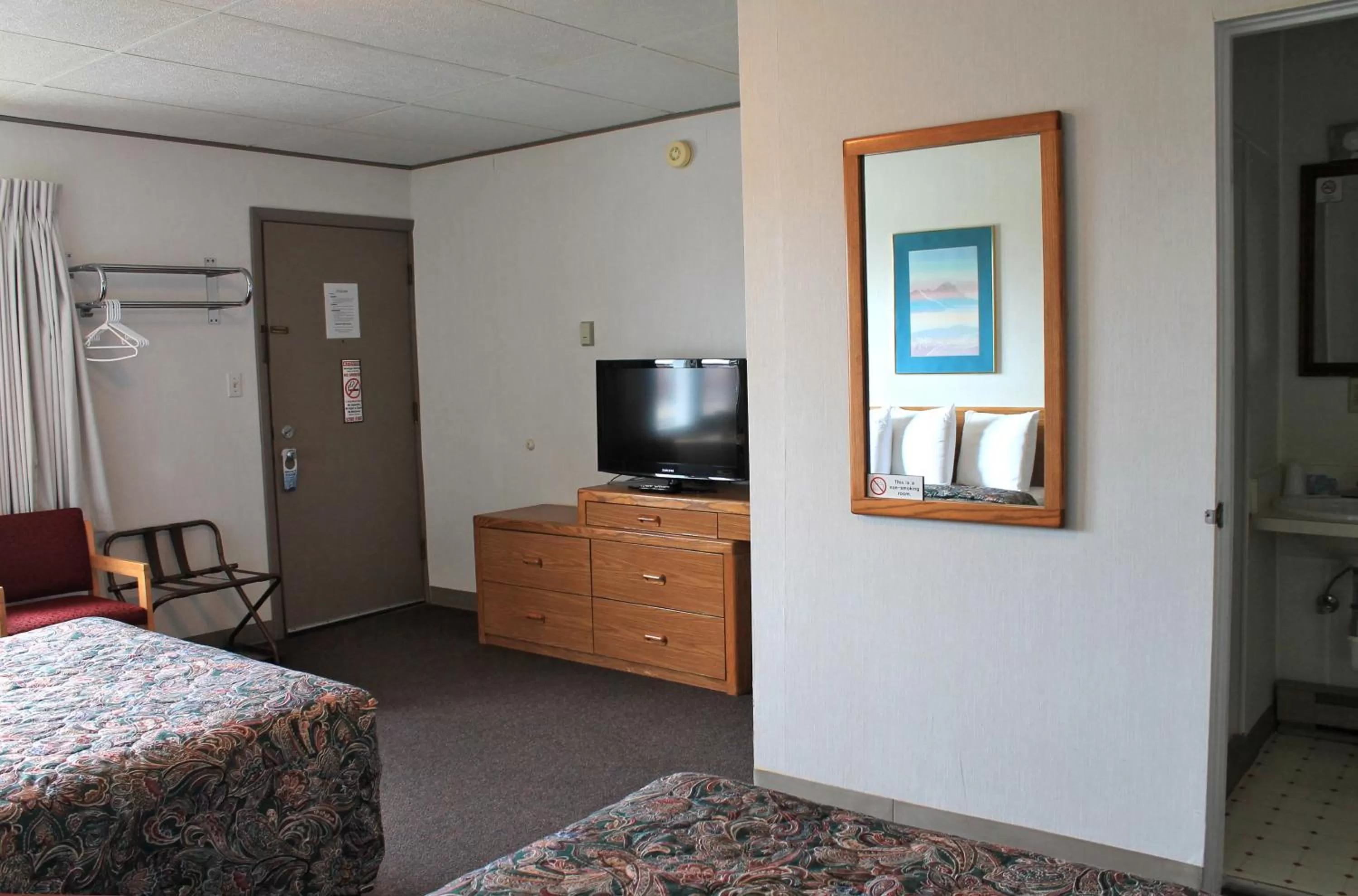 TV and multimedia, Bed in Budget Host Crestview Inn