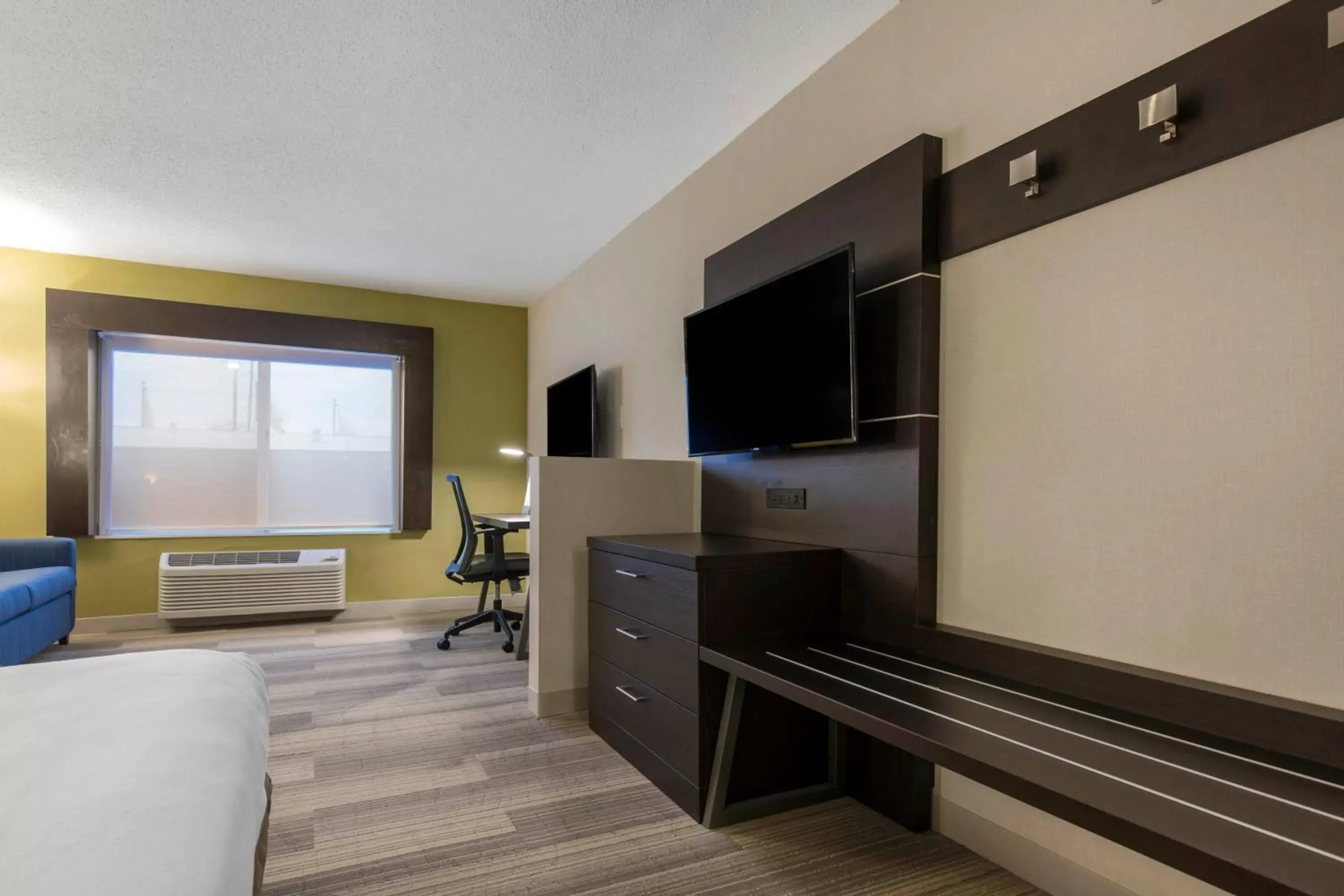 Photo of the whole room, TV/Entertainment Center in Holiday Inn Express and Suites Chicago West - St Charles, an IHG Hotel