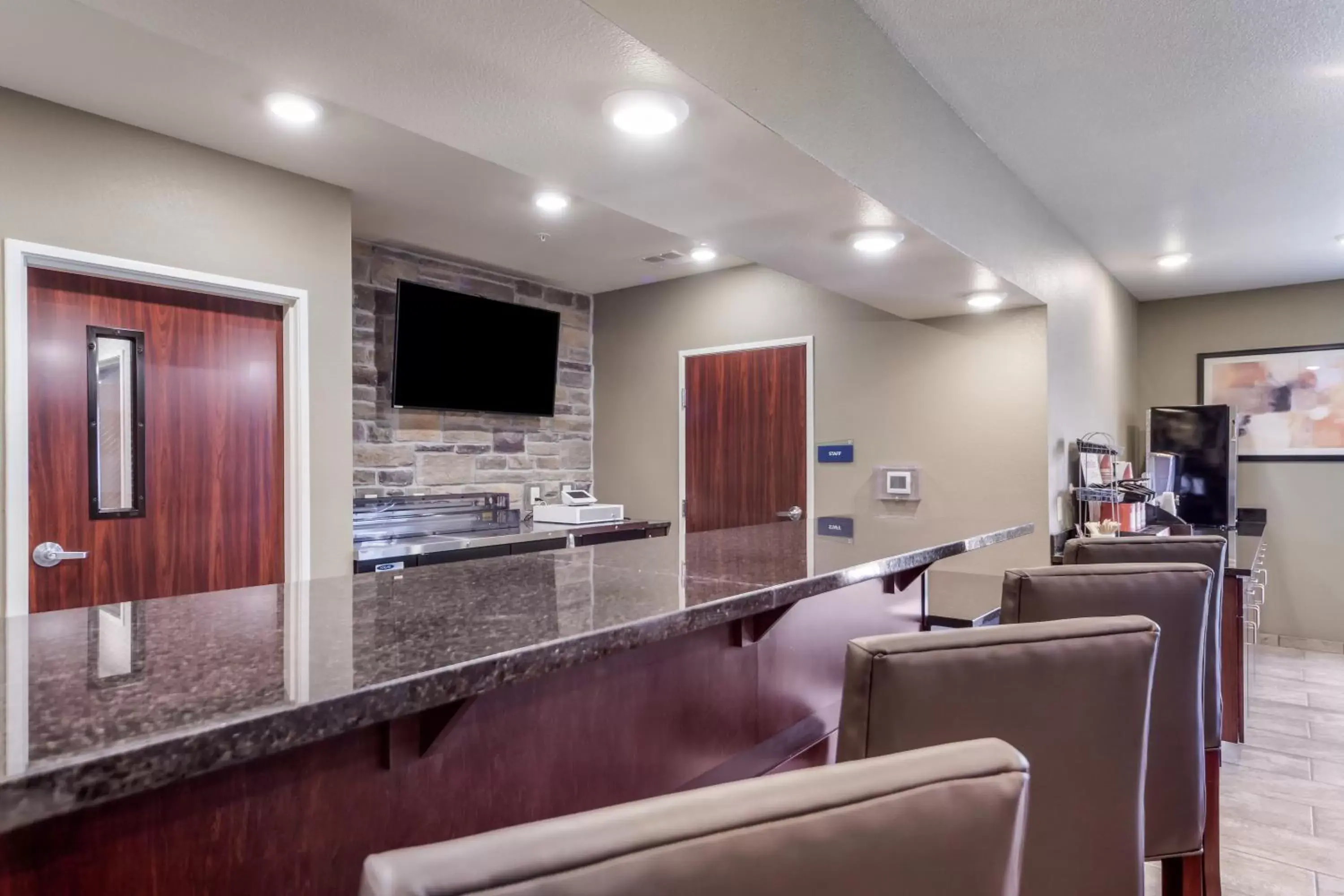 Lounge or bar in Cobblestone Hotel & Suites - Lamar