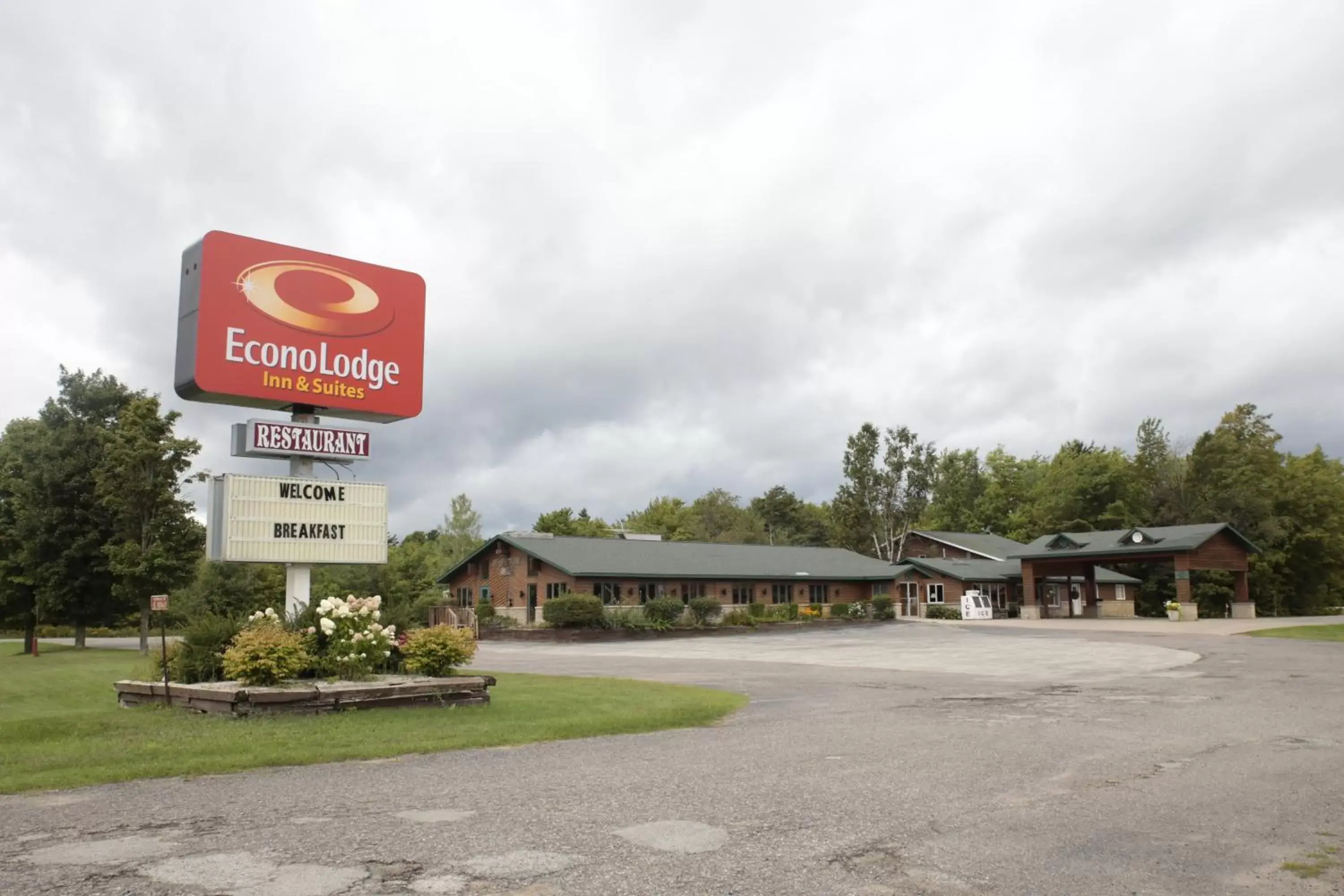 Facade/entrance, Property Building in Econo Lodge Inn & Suites Munising Area