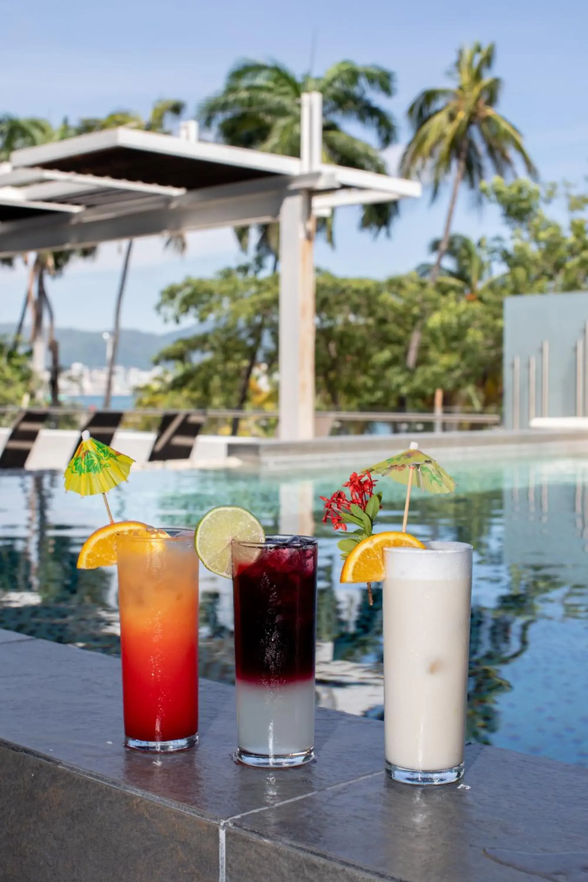 Lounge or bar in Ramada by Wyndham Acapulco Hotel & Suites