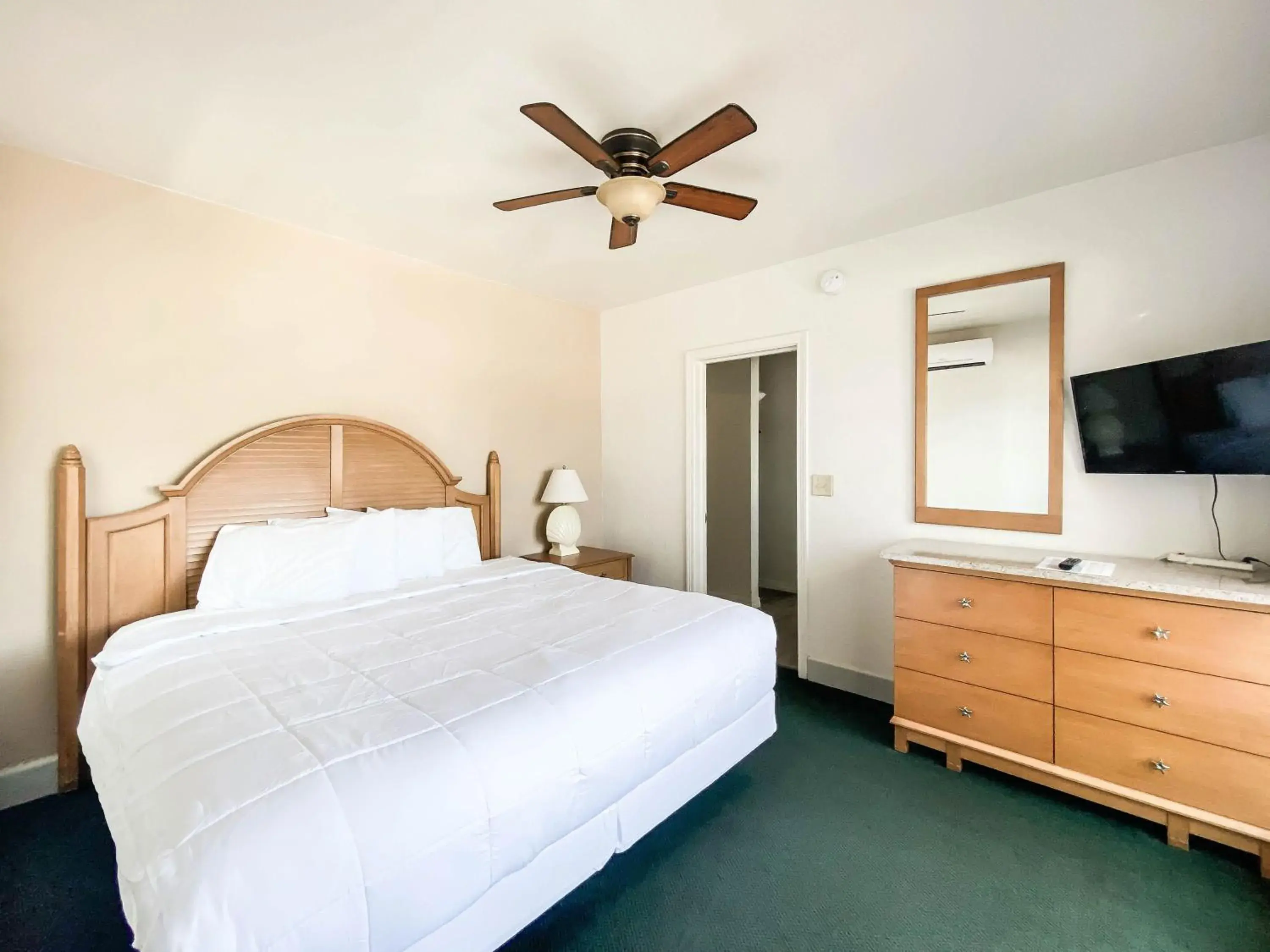 Bed in Ocean Court Beachfront Hotel