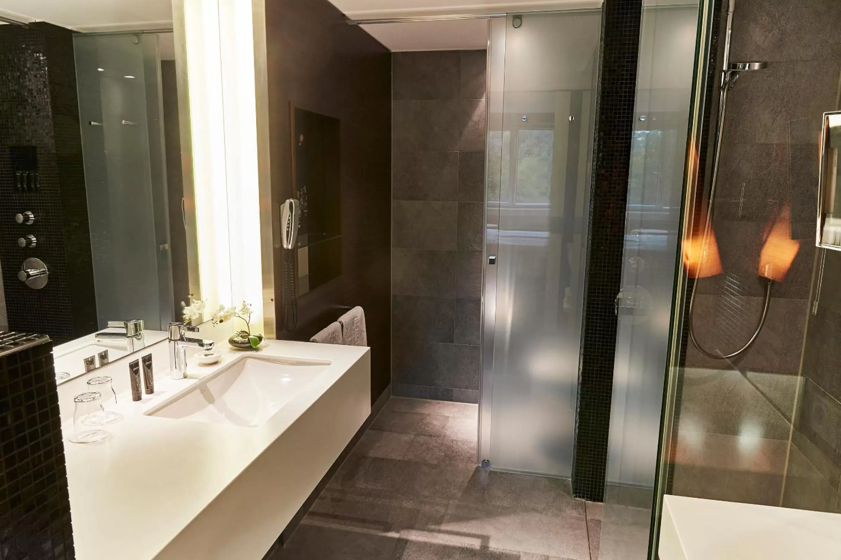Bathroom in Steigenberger Airport Hotel Frankfurt