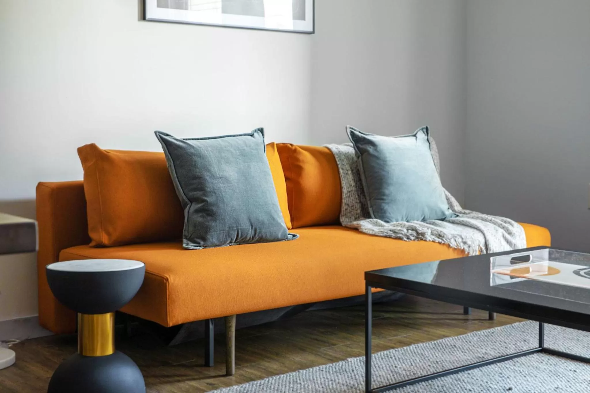 Living room in Placemakr Music Row - Vanderbilt