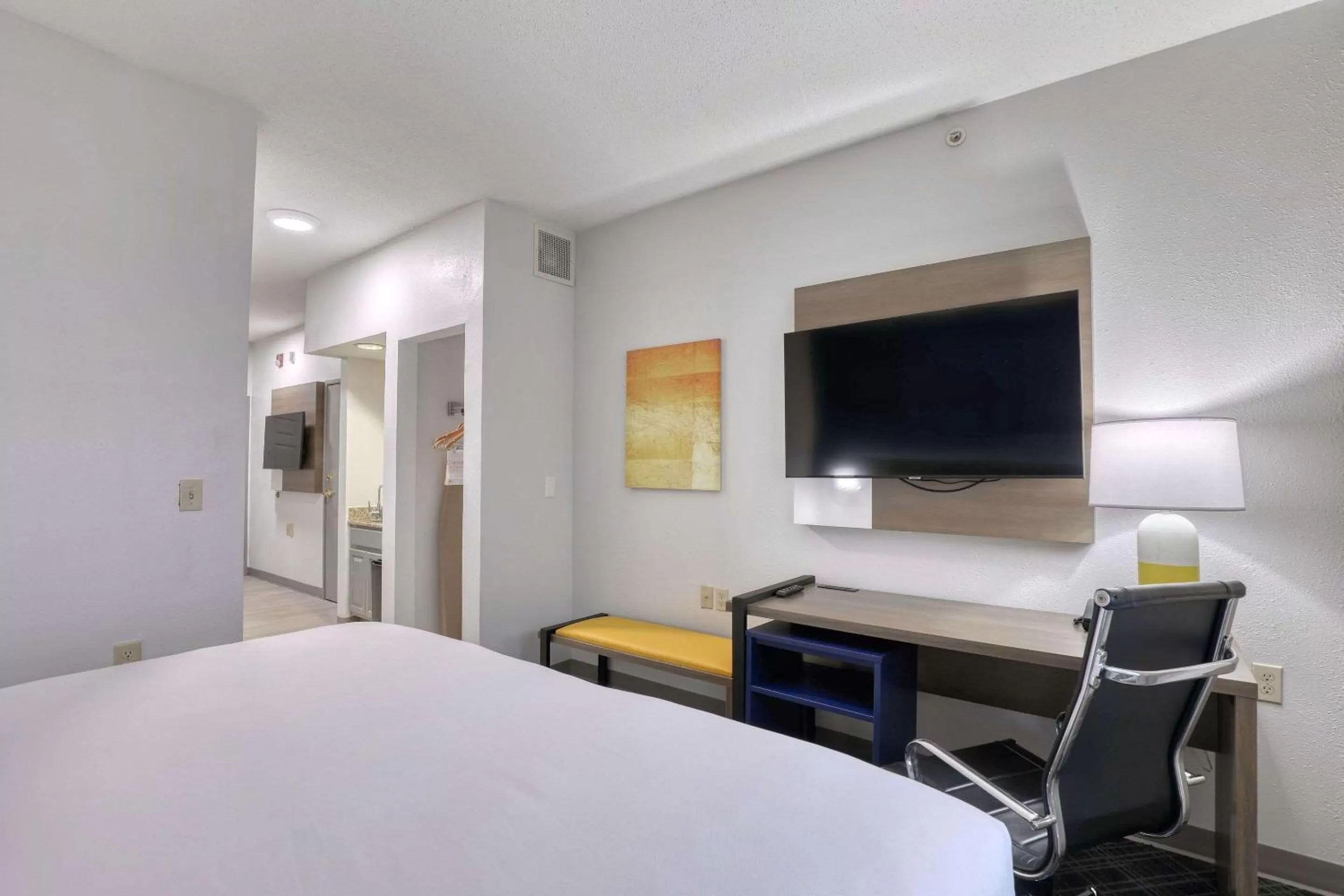 Bedroom, Bed in Comfort Suites Milwaukee Airport