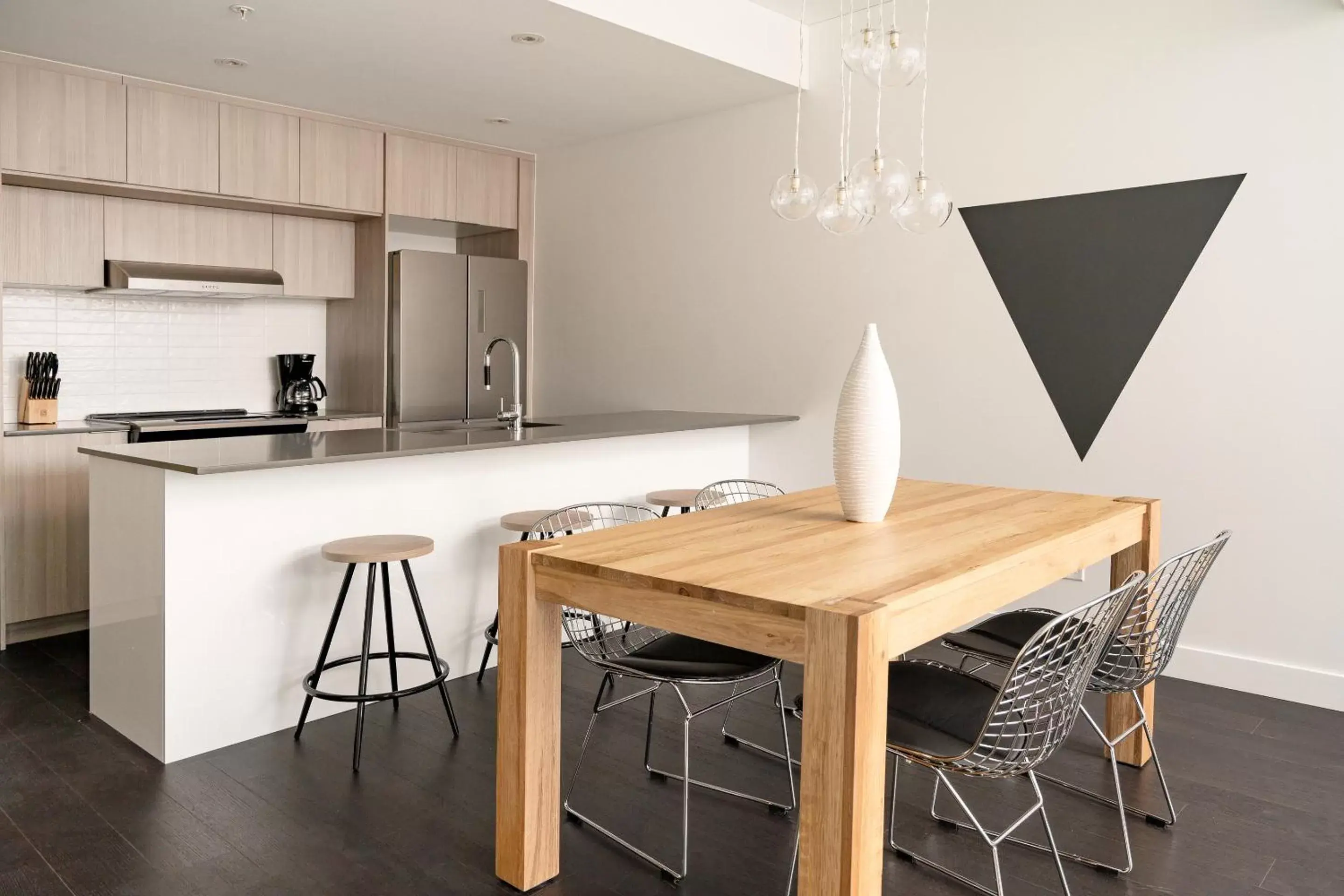 Living room, Kitchen/Kitchenette in Sonder at The Richmond