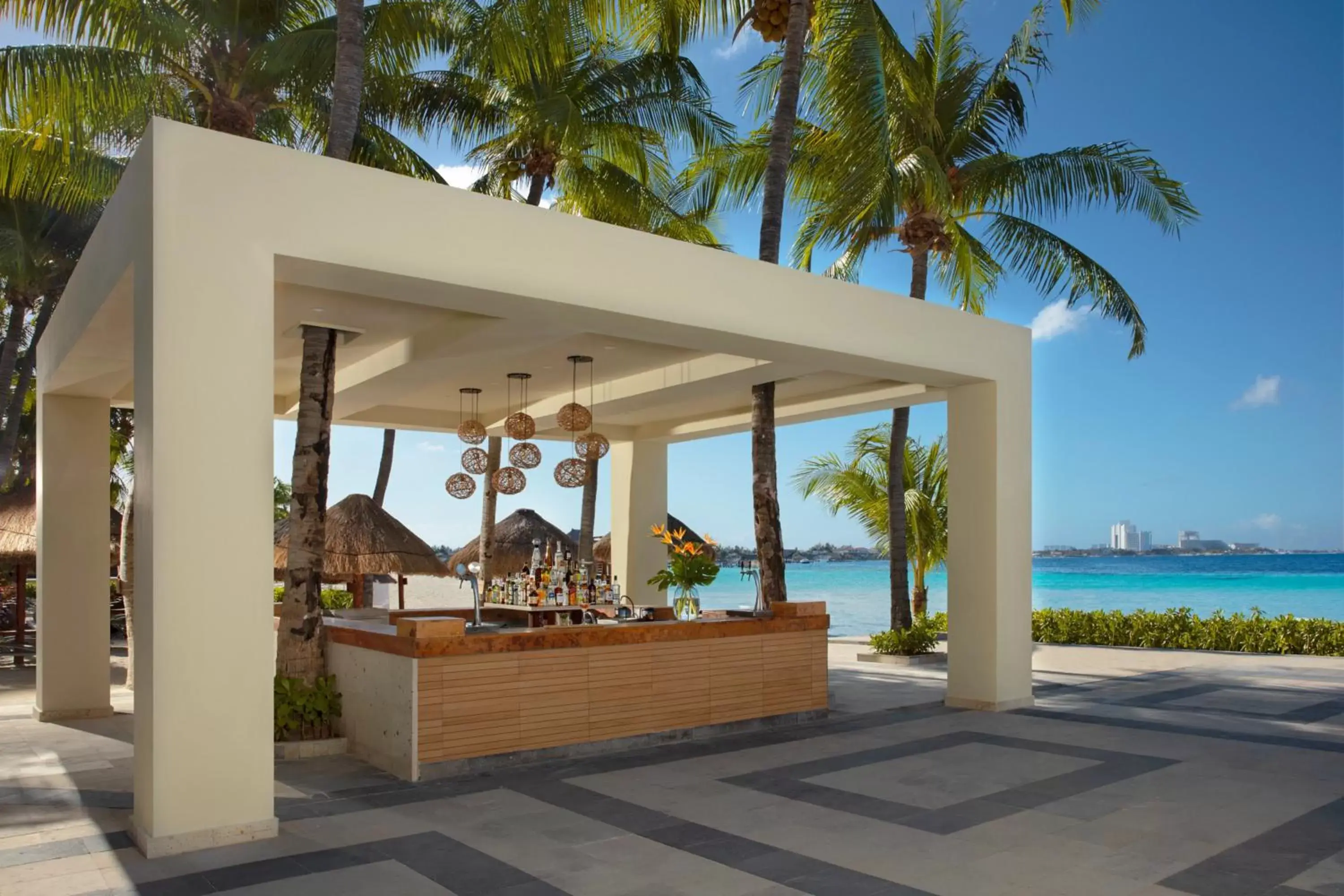 Lounge or bar in Dreams Sands Cancun Resort & Spa
