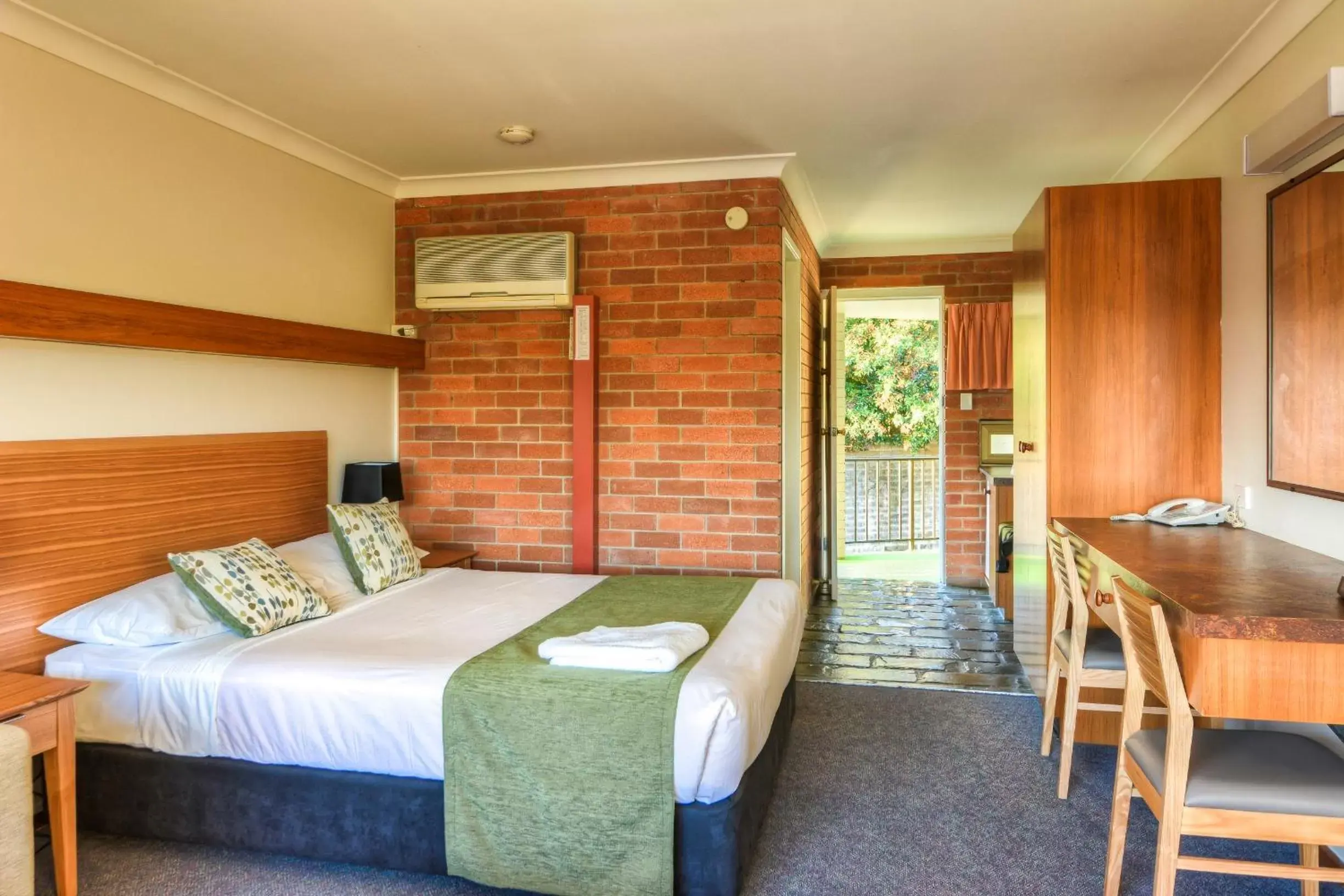 Day, Bed in Murwillumbah Motor Inn