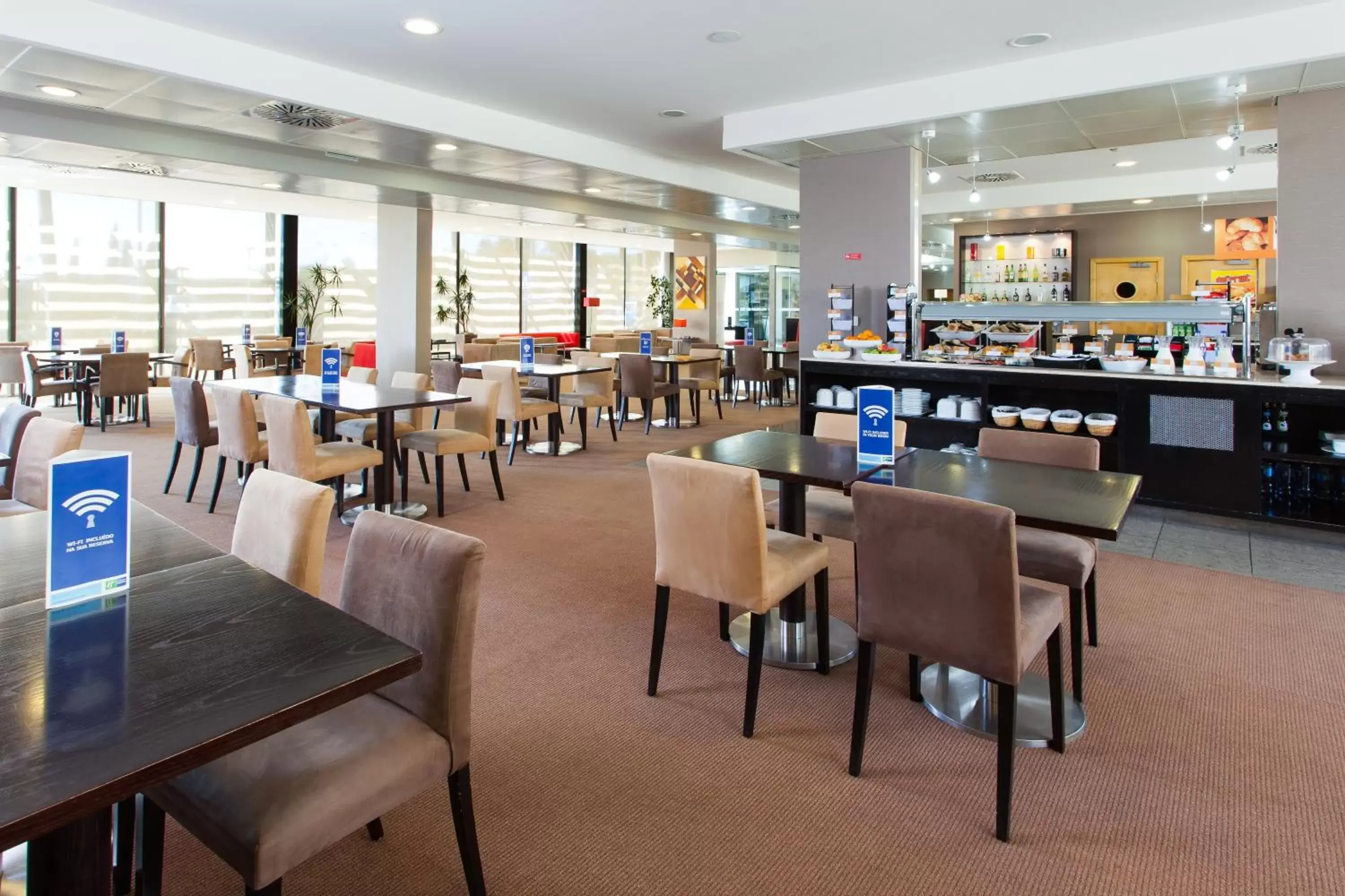 Lounge or bar, Restaurant/Places to Eat in Holiday Inn Express Lisbon-Oeiras, an IHG Hotel