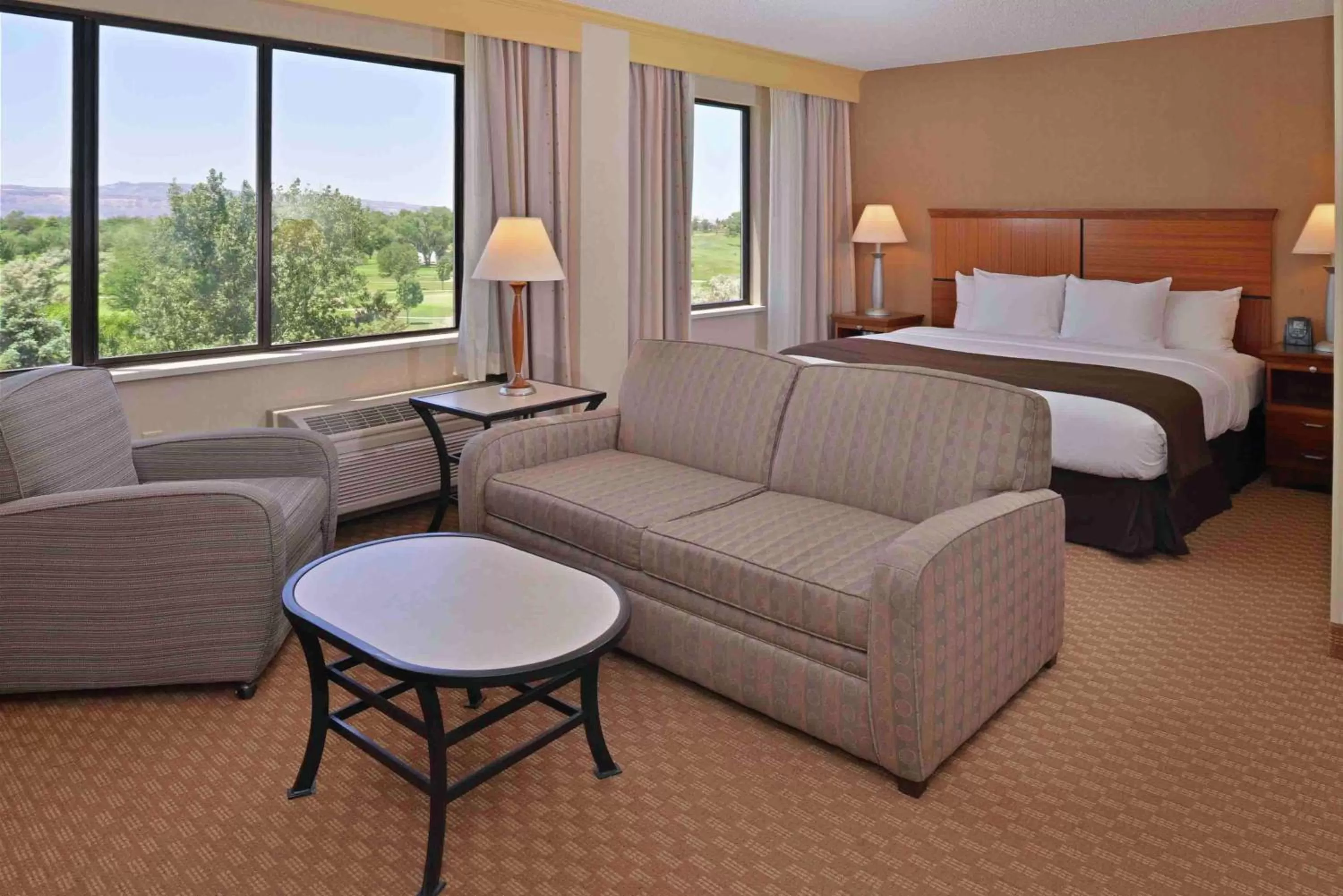 Coffee/tea facilities, Bed in DoubleTree by Hilton Grand Junction