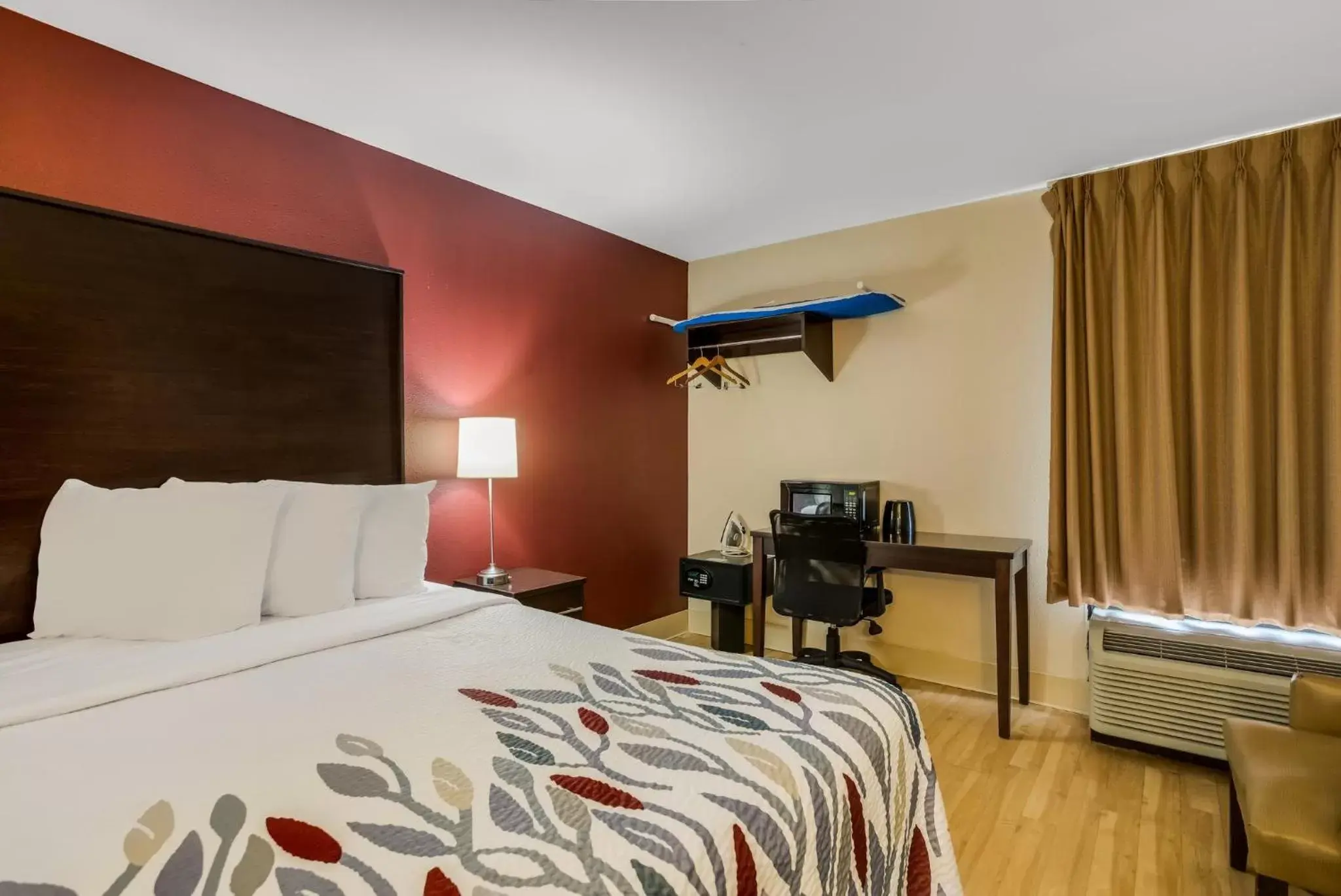 Photo of the whole room, Bed in Red Roof Inn Nashville - Music City
