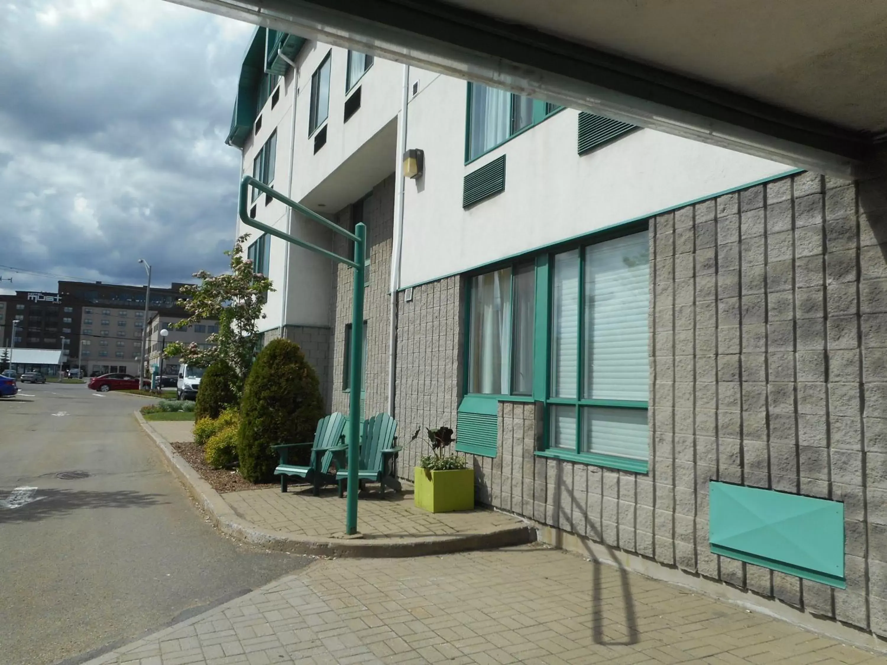 Facade/entrance, Patio/Outdoor Area in Chateau Repotel Duplessis Airport