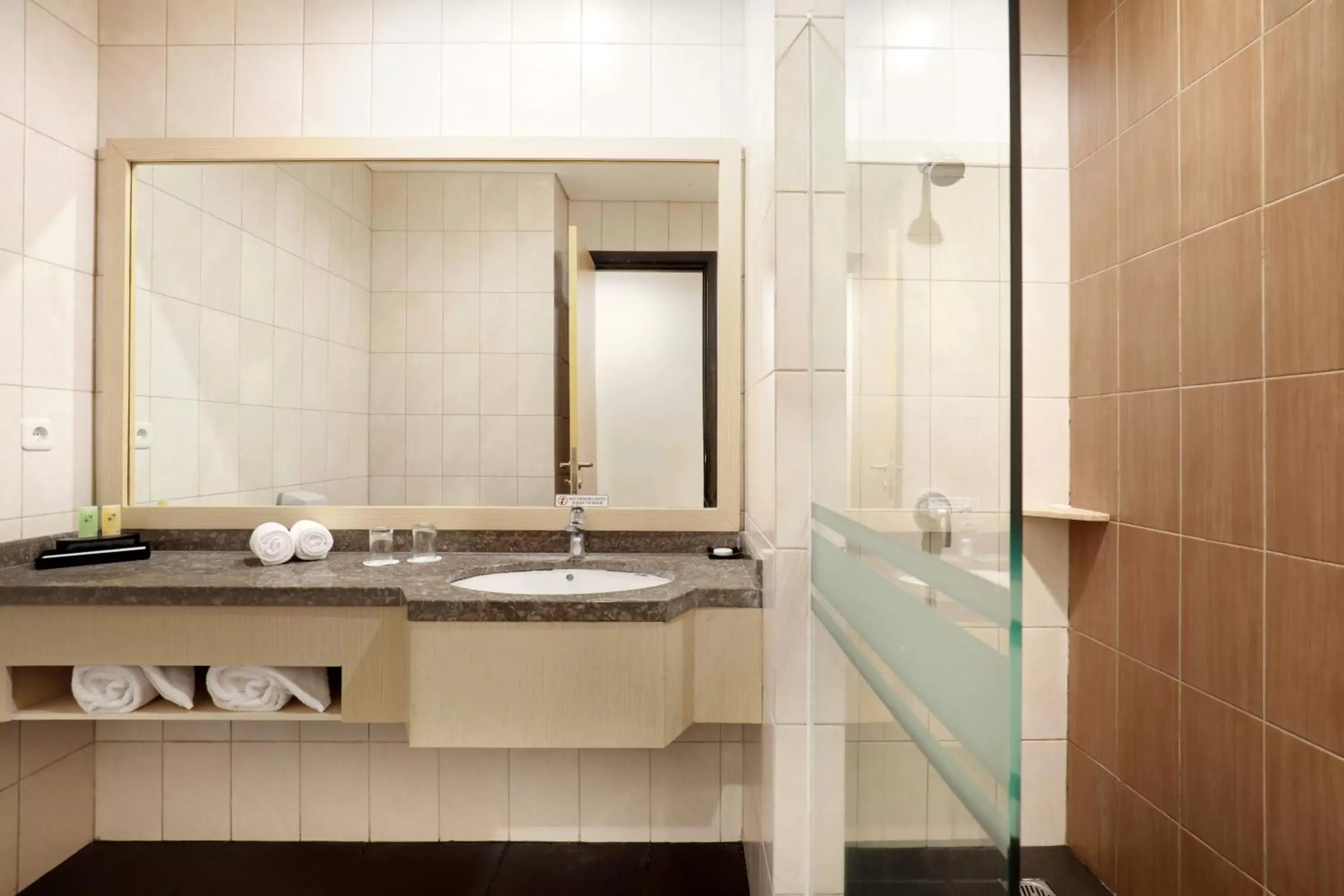 Bathroom in Swiss-Belinn Panakkukang