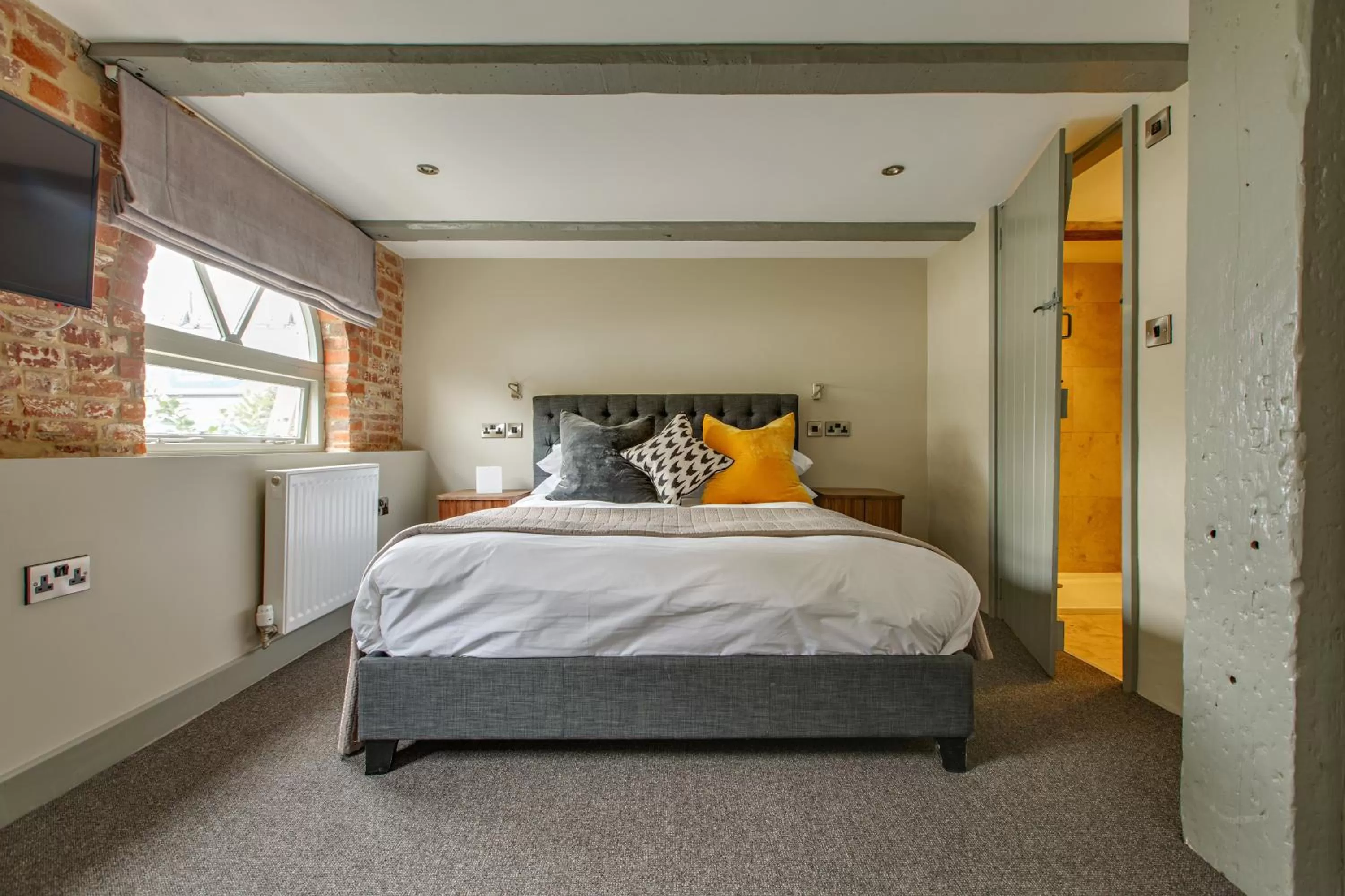 Deluxe King Room in The Ingham Swan