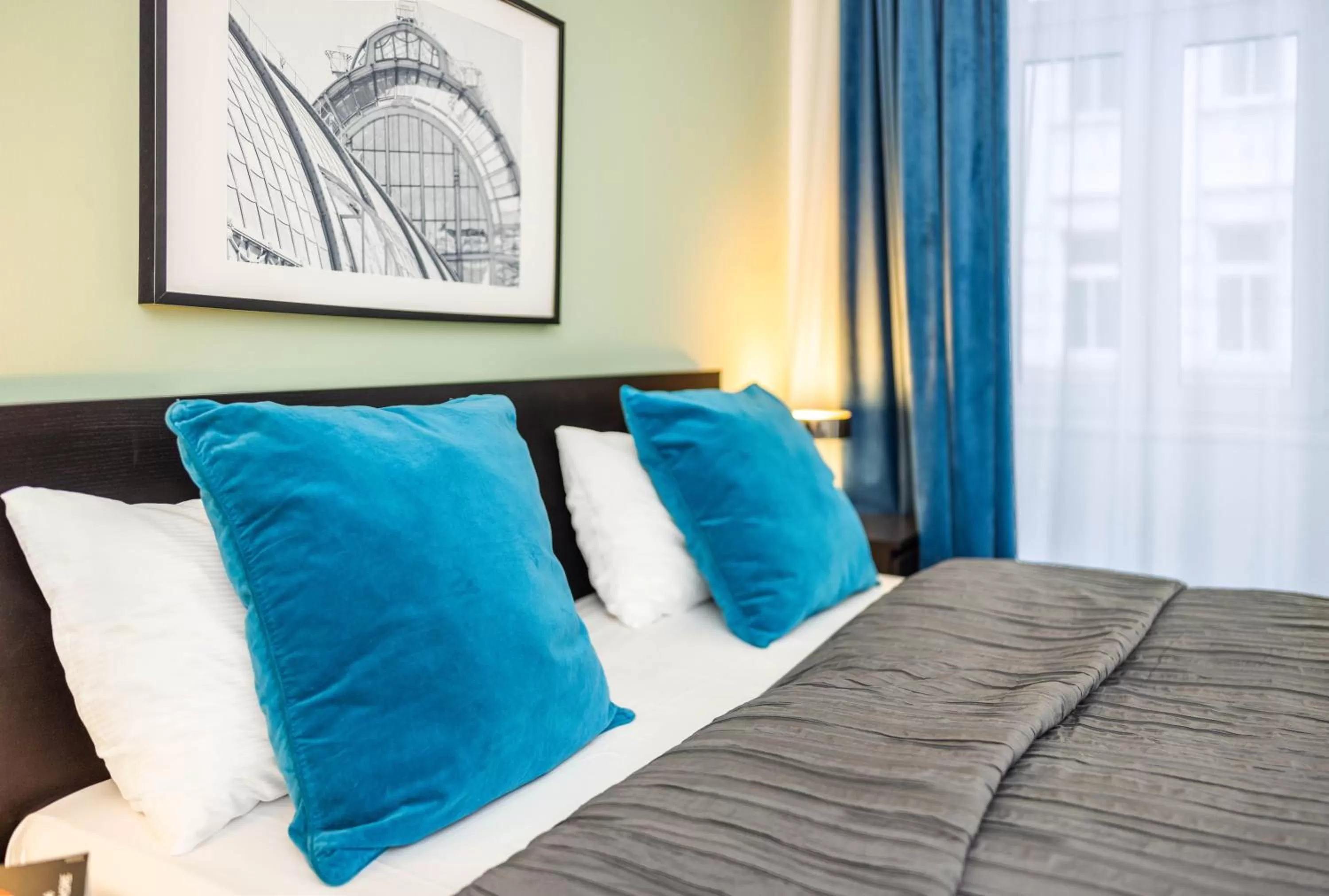 Bed in Jimmy's Apartments Emerald